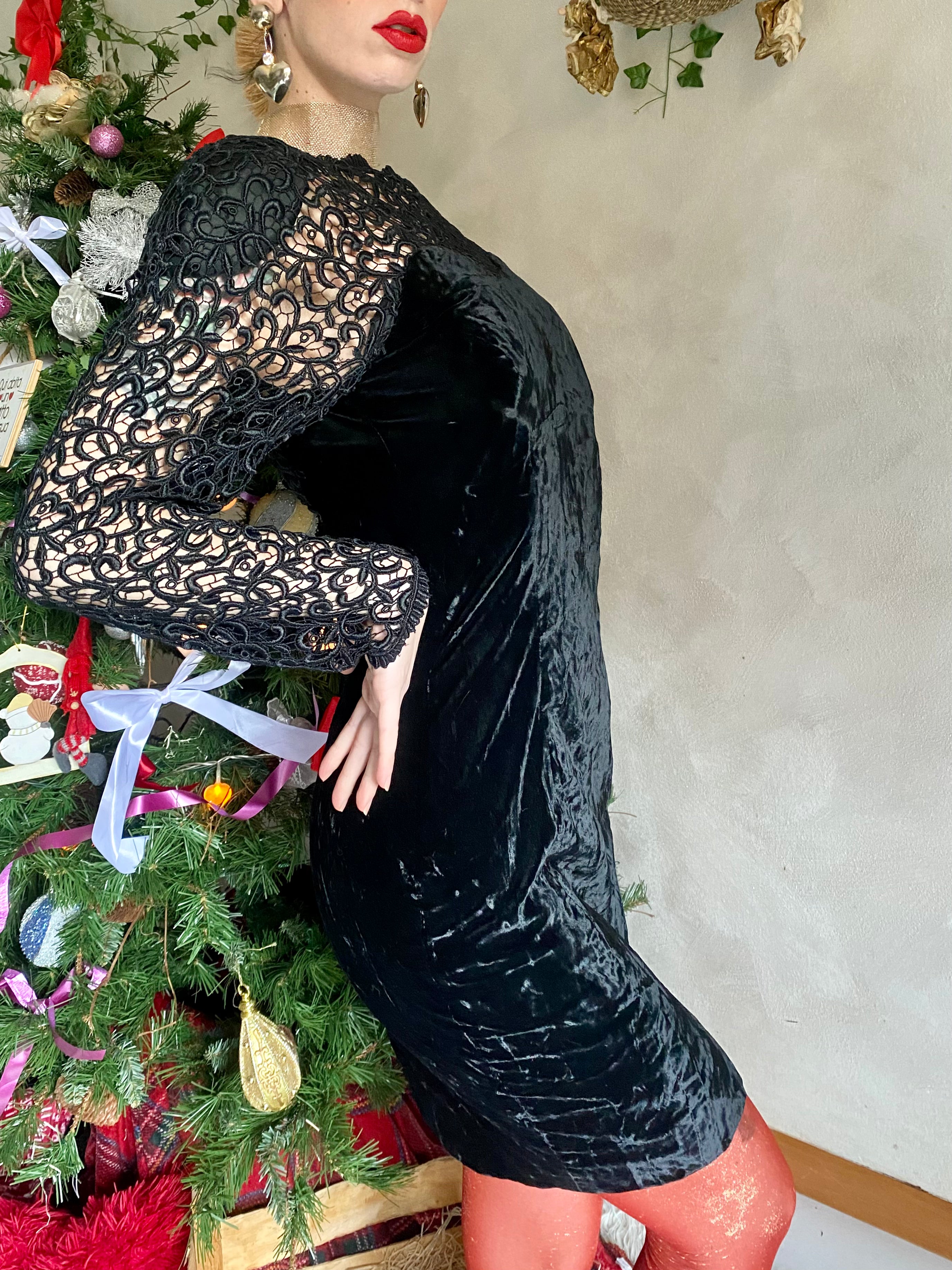 Abito tubino da occasione speciale con scollo a cuore in velluto e pizzo macramé