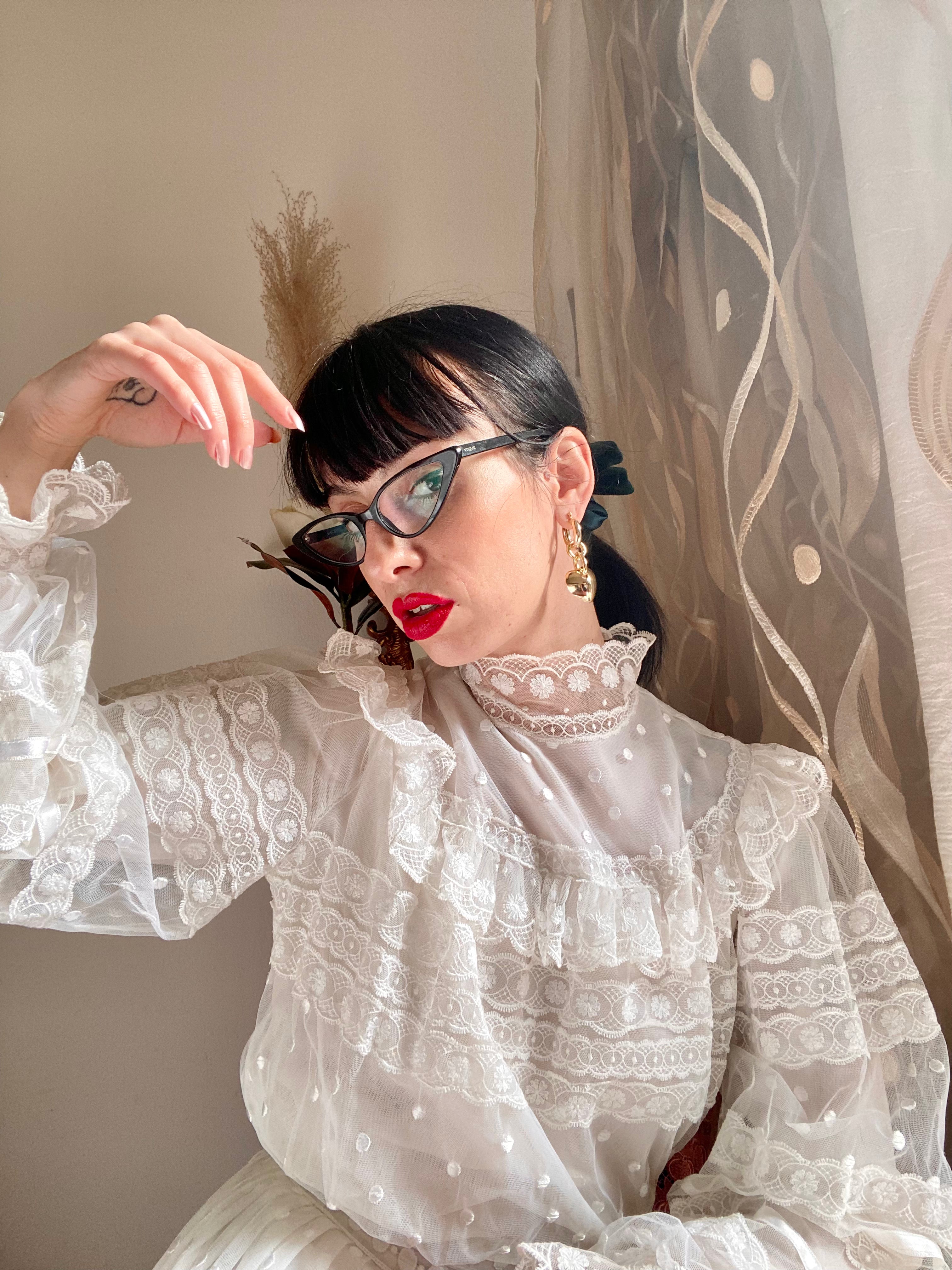 Assembler et démonter les boucles d'oreilles pendantes en forme de cœur