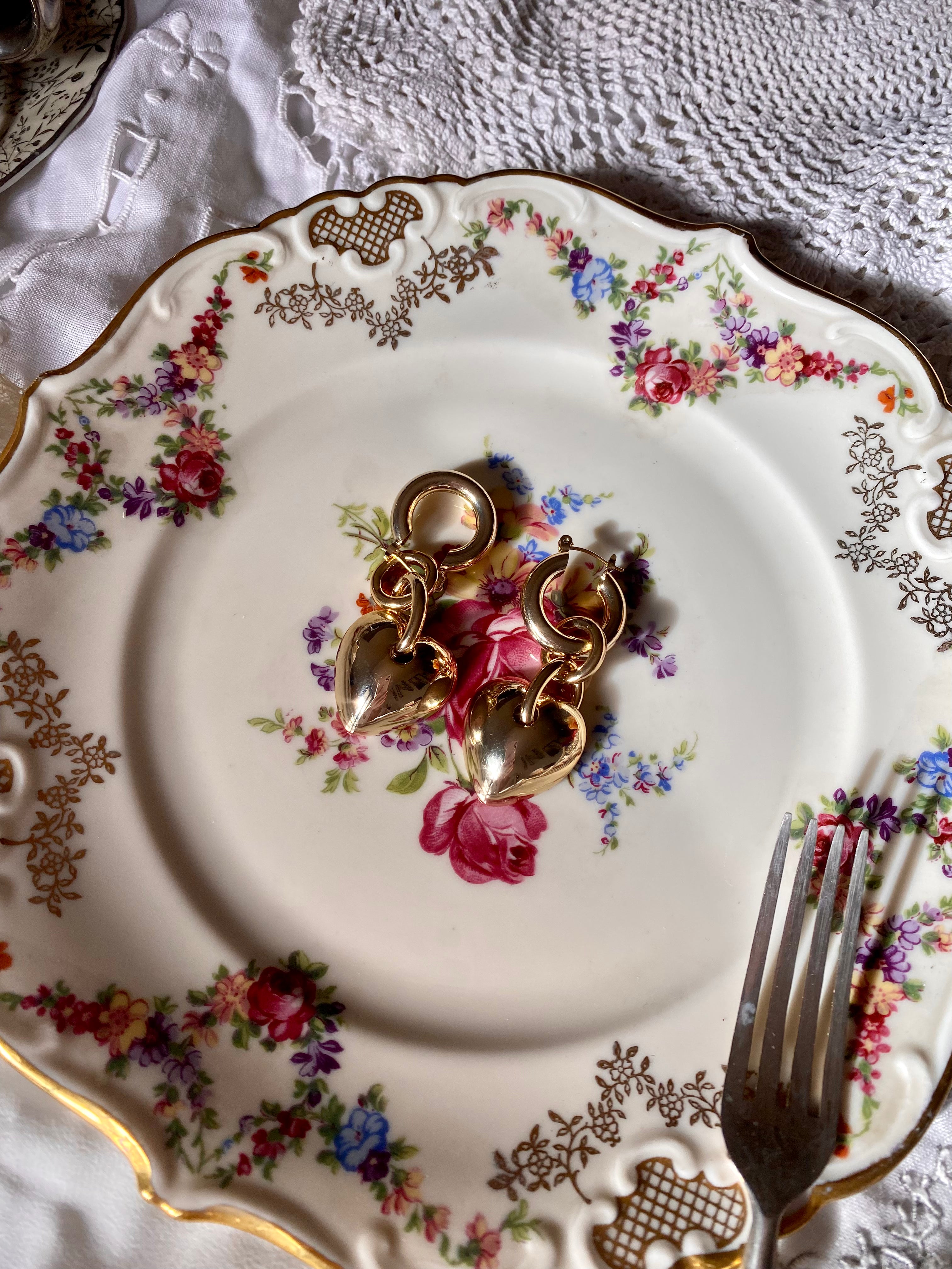 Assembler et démonter les boucles d'oreilles pendantes en forme de cœur