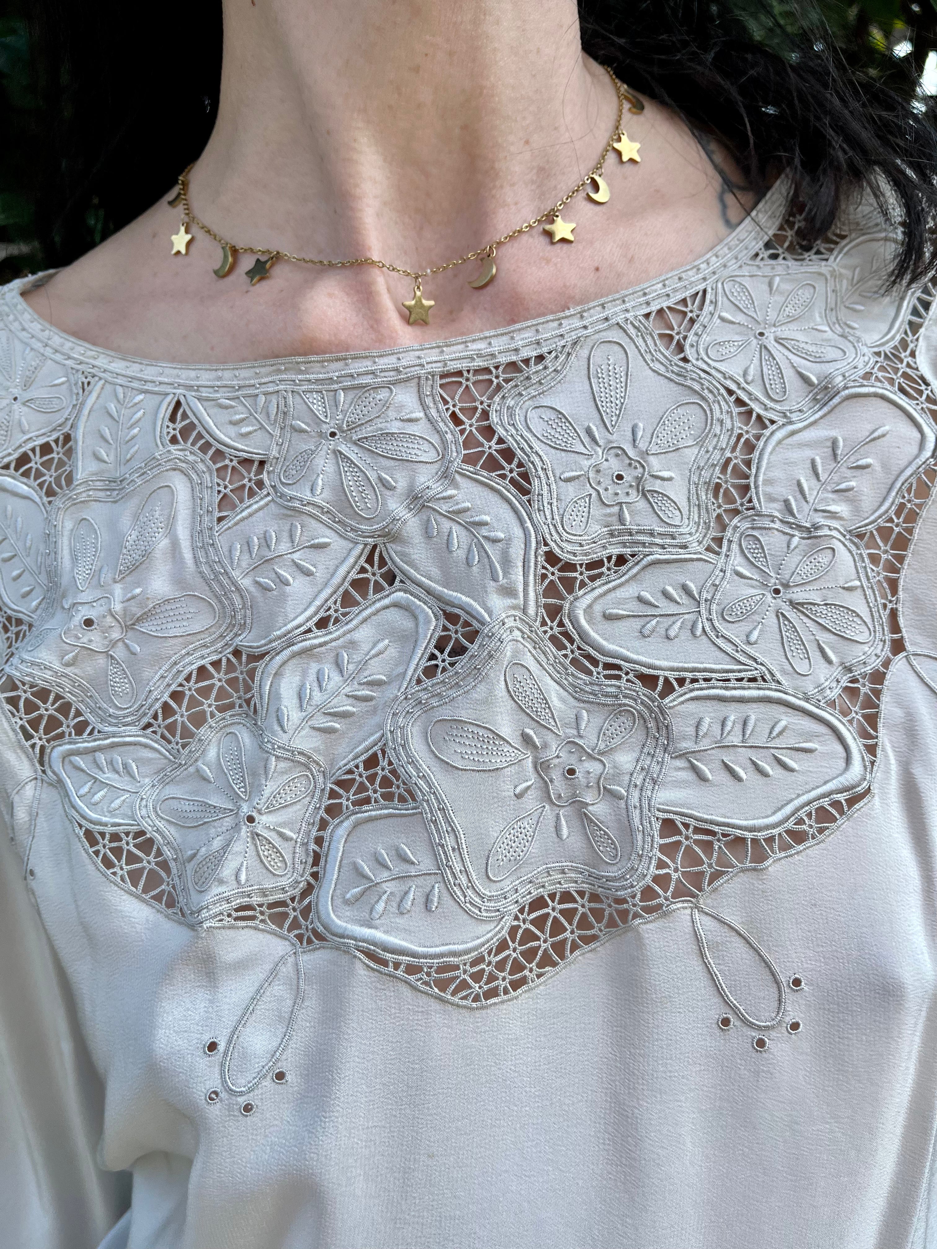 Blusa grigio perla con dettagli ricamati