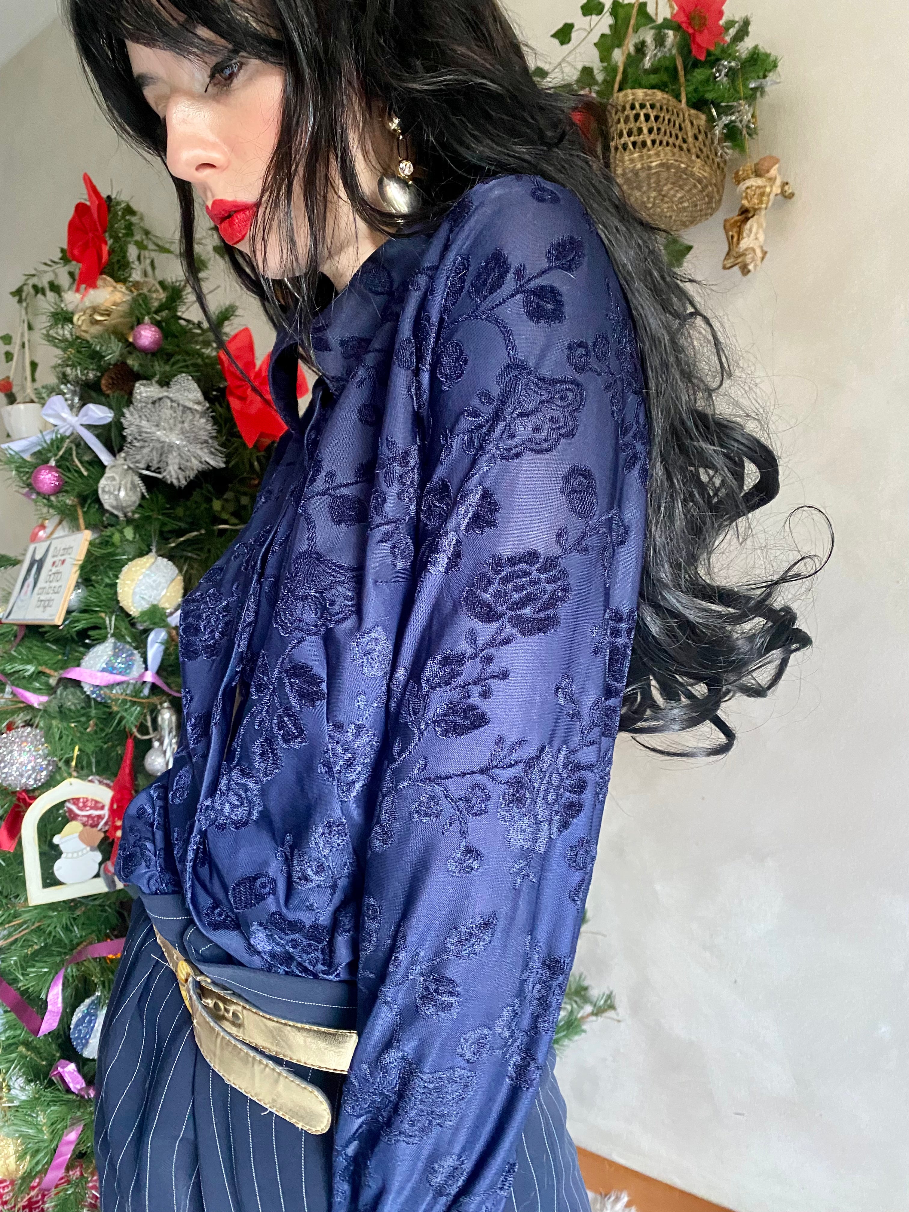 Camicia blu con rose in velluto e collo wing