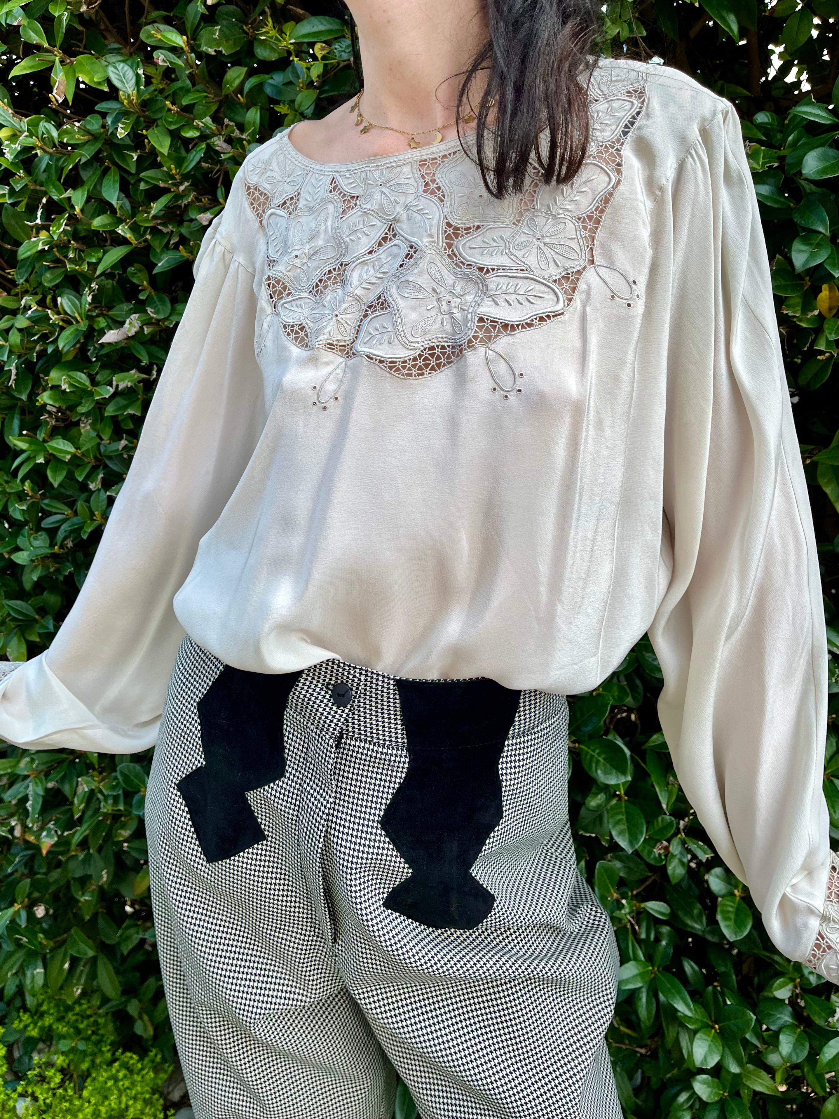 Blusa grigio perla con dettagli ricamati