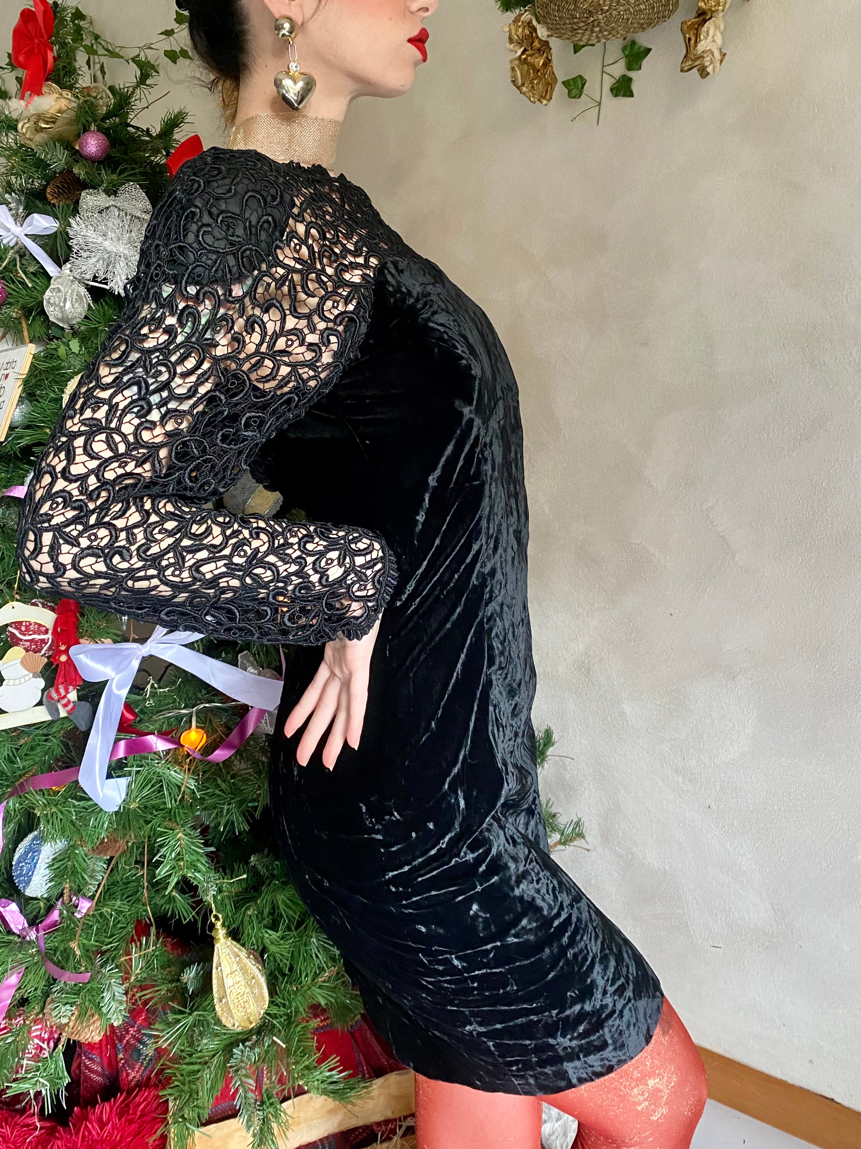 Abito tubino da occasione speciale con scollo a cuore in velluto e pizzo macramé