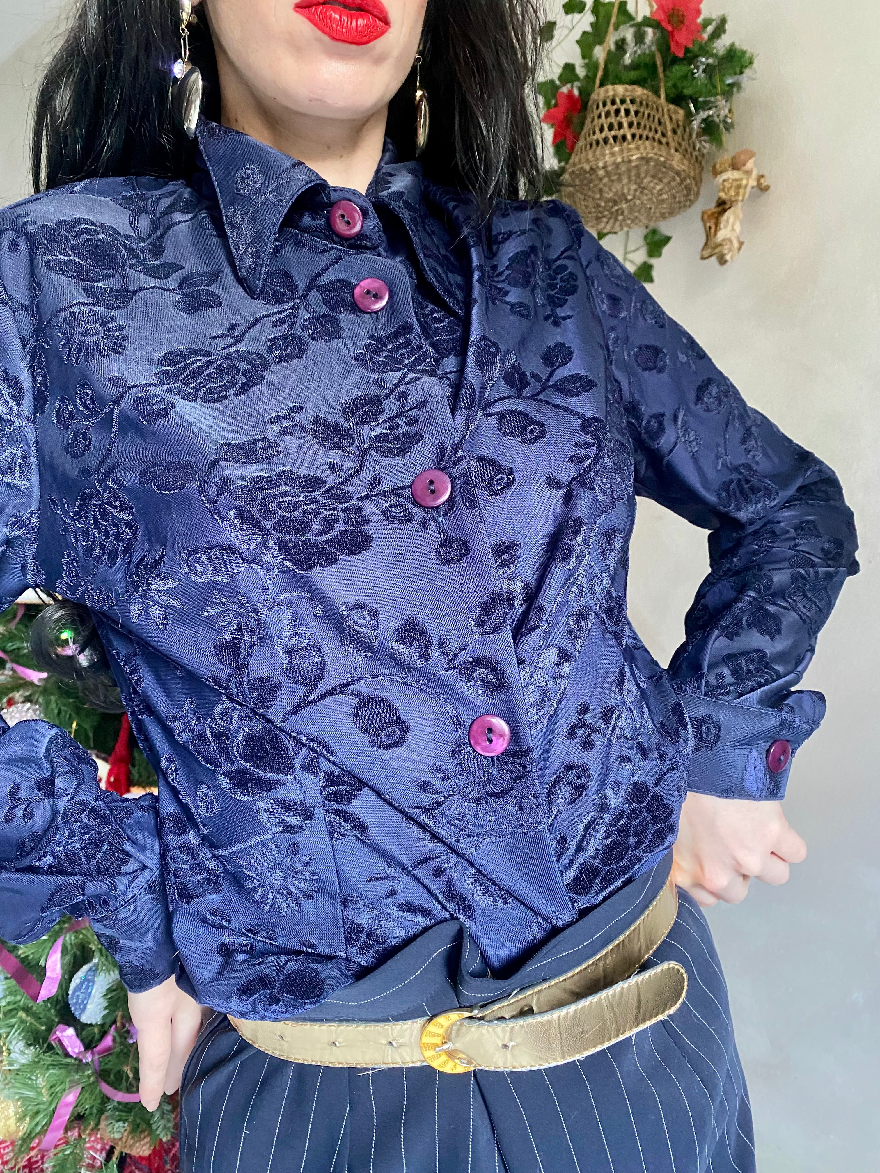 Camicia blu con rose in velluto e collo wing