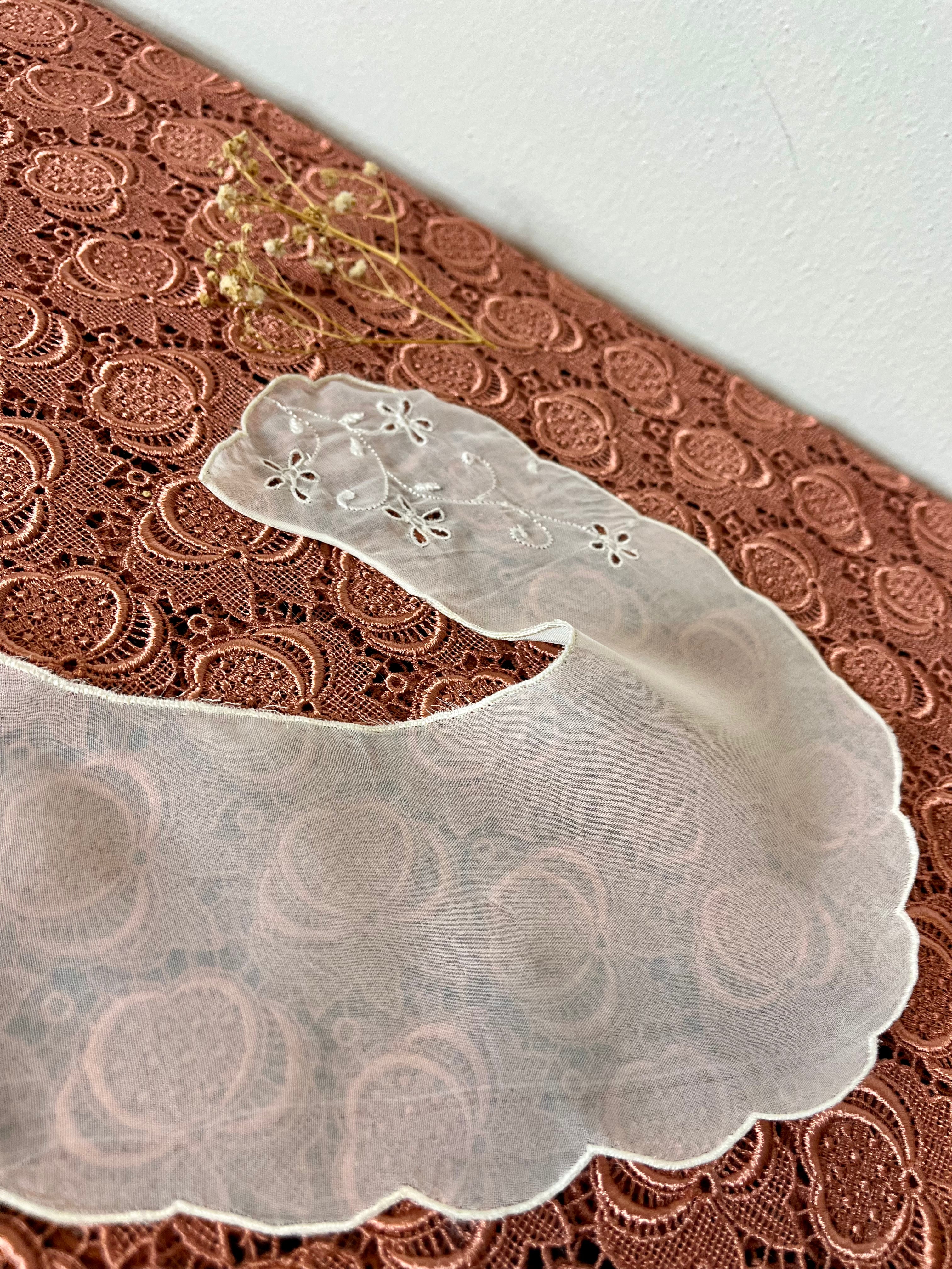 Colletto Puritan in organza con ricami