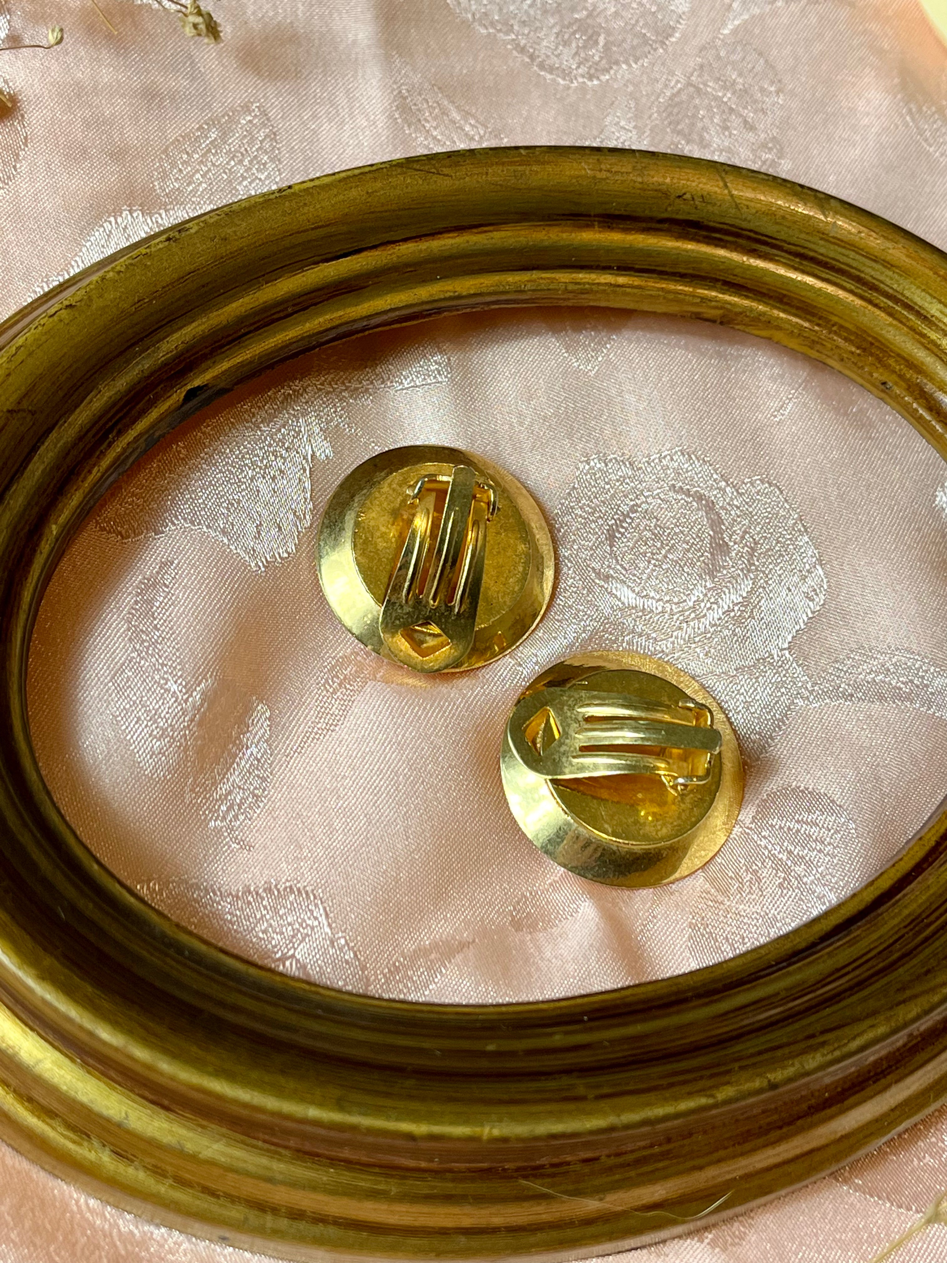 Orecchini dorati a bottone con perla