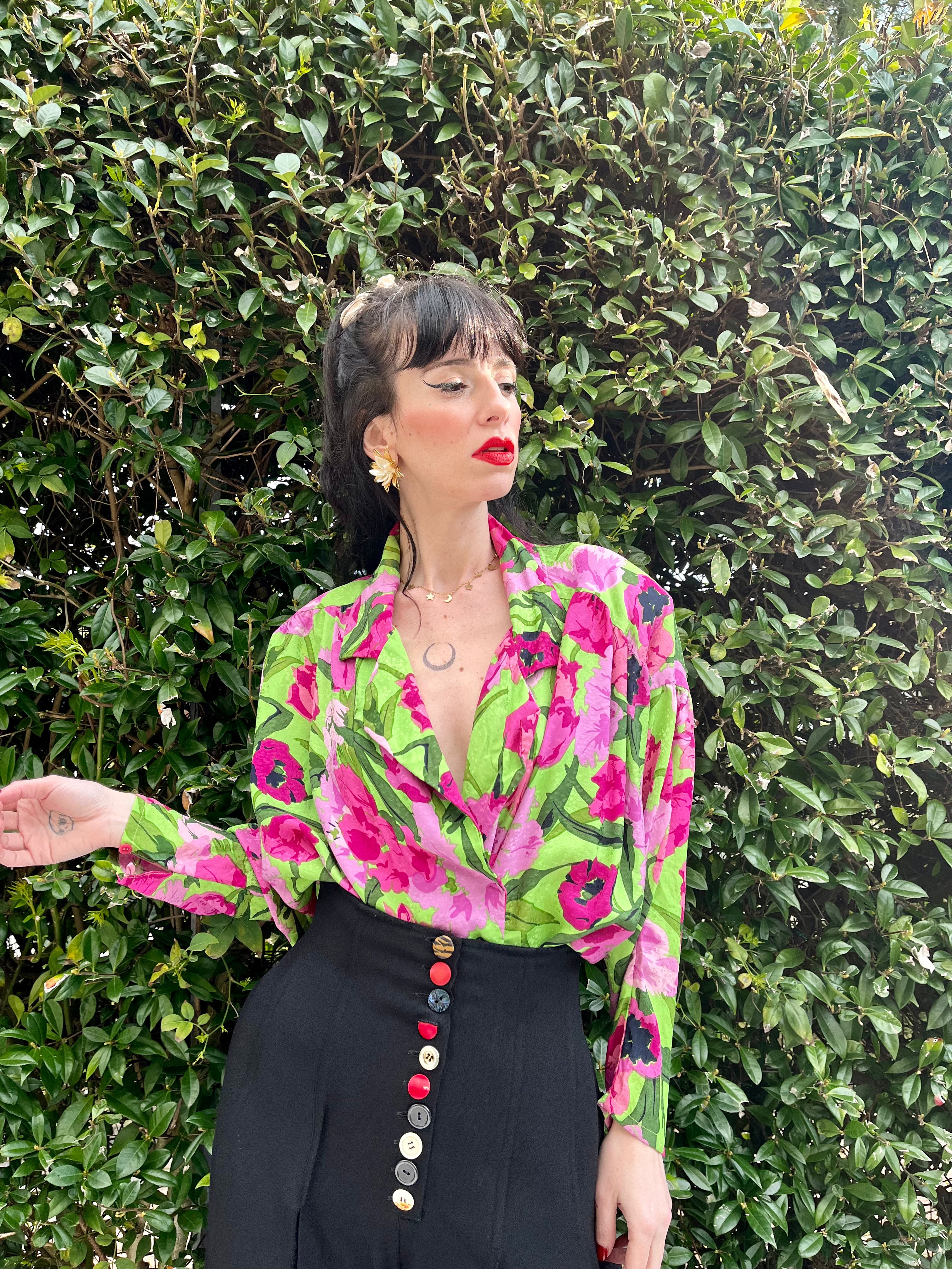 Blusa floreale in seta con colletto a punta di lancia