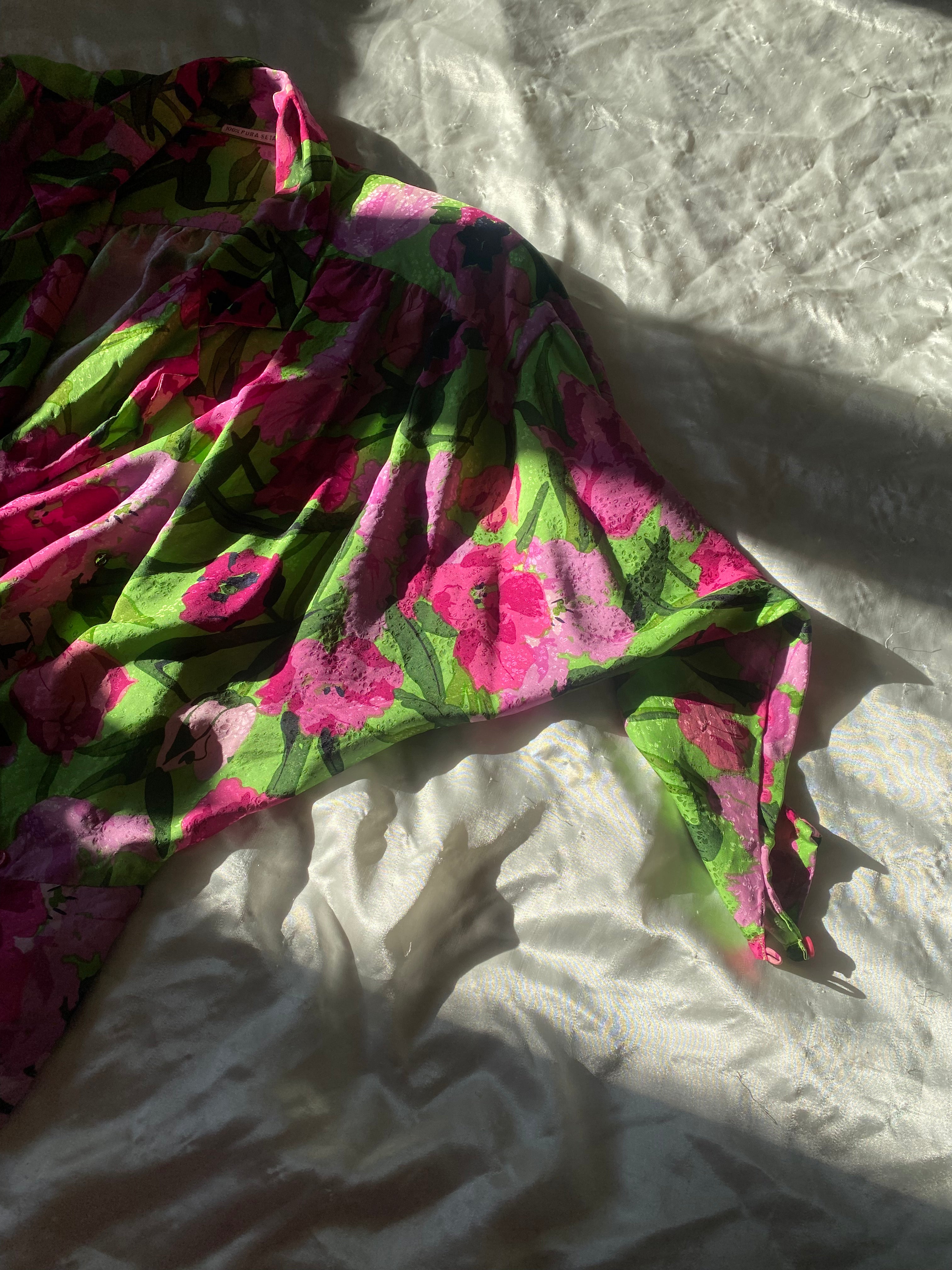 Blusa floreale in seta con colletto a punta di lancia