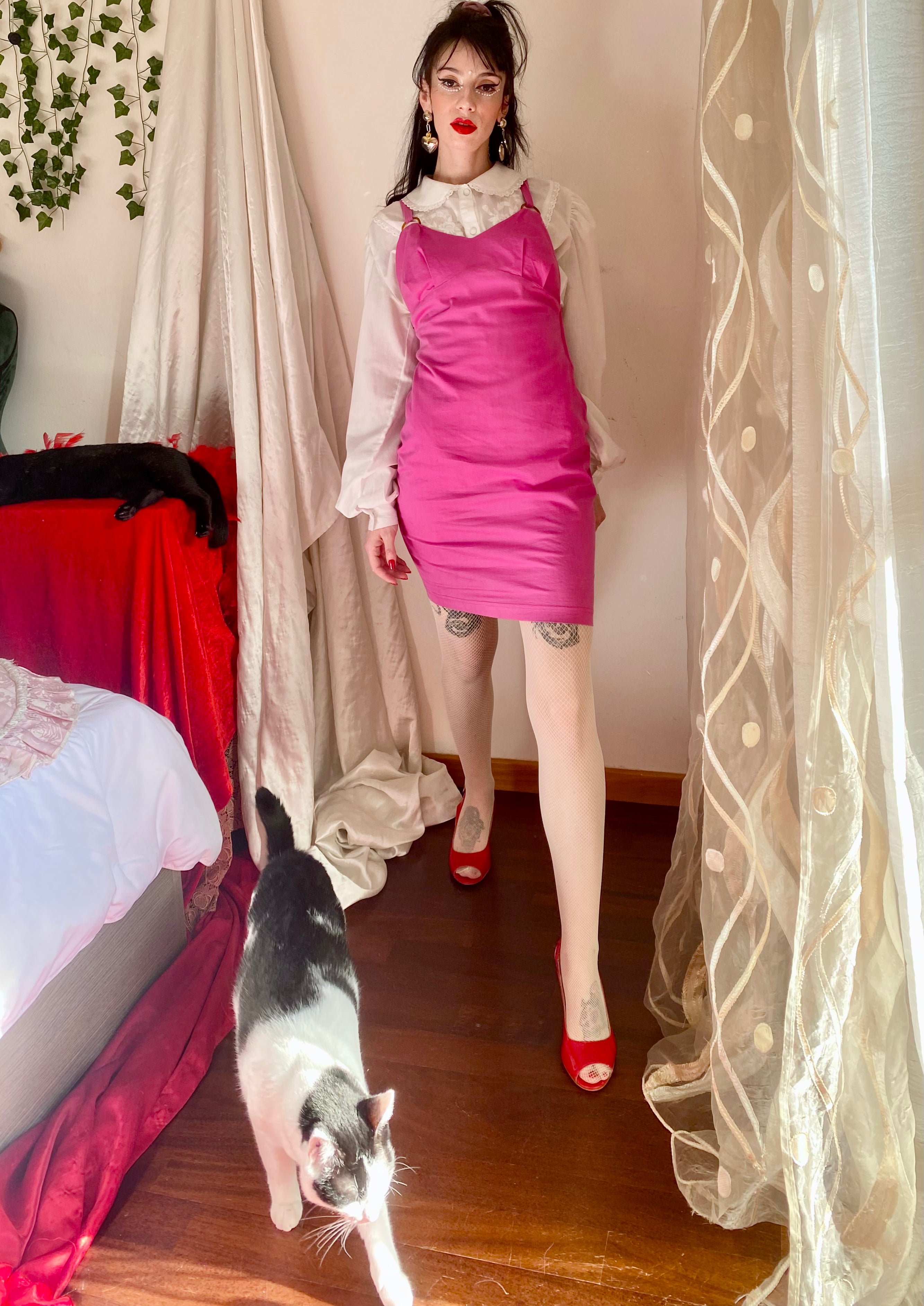 Robe rose à bretelles inversées