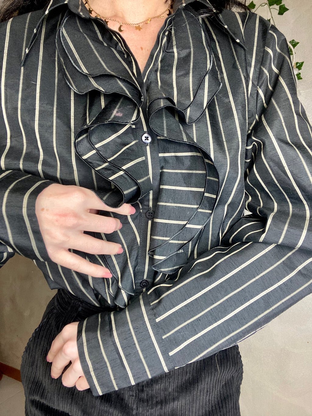 Chemise col jabot à fines rayures