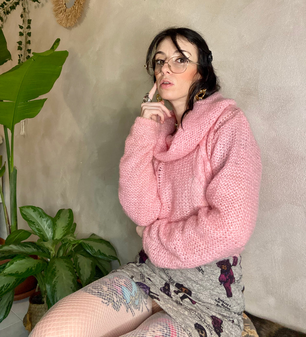 Pull col roulé en crochet rose