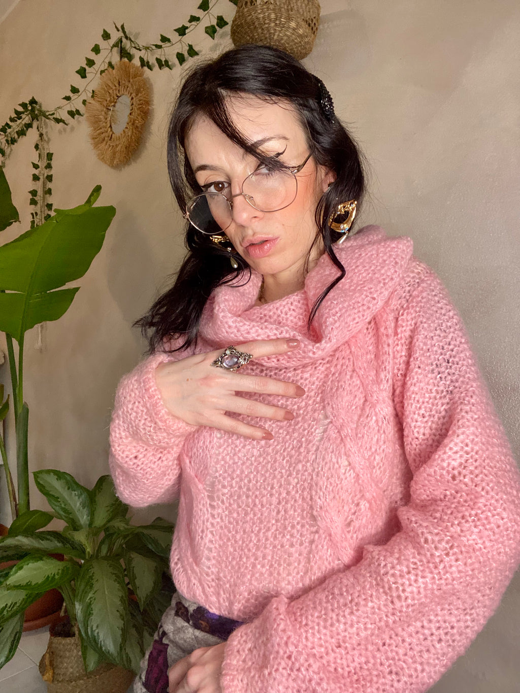 Pull col roulé en crochet rose