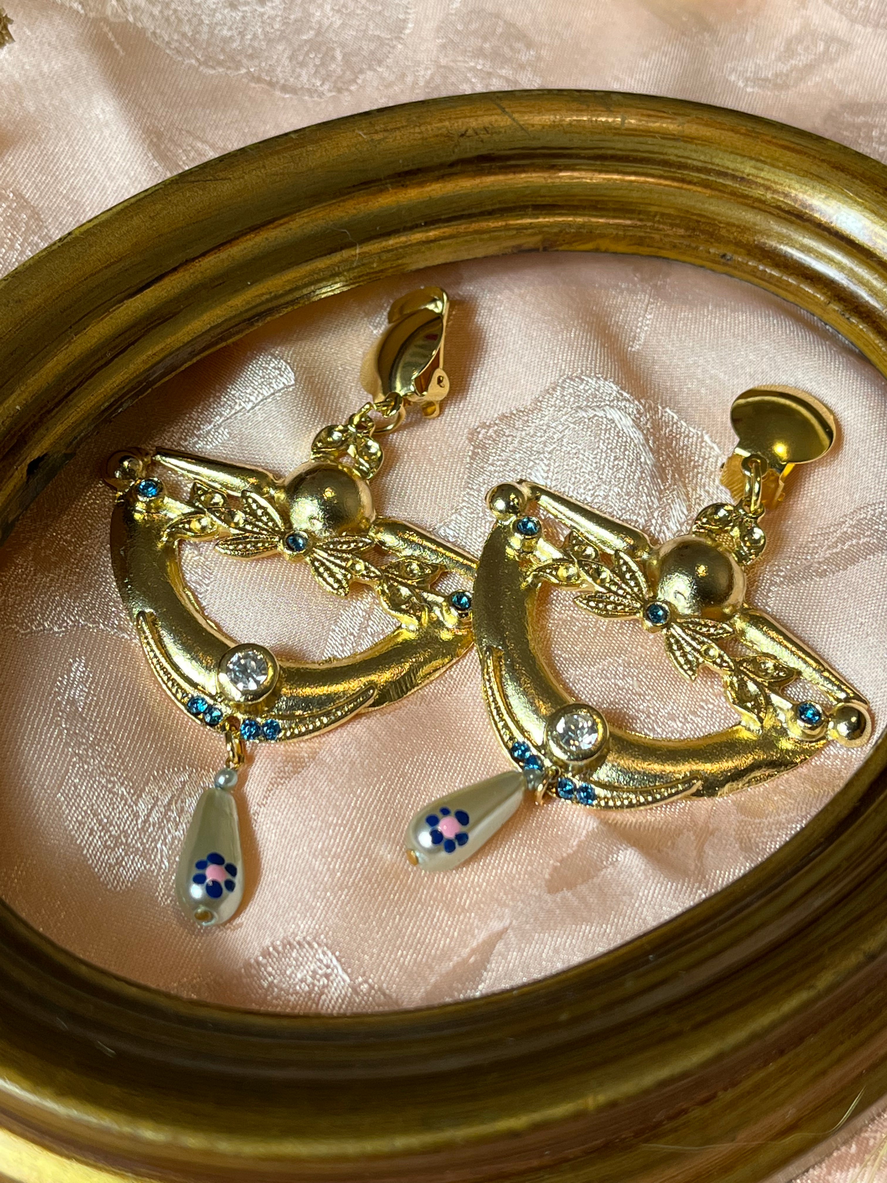 Boucles d'oreilles avec détails dorés et perles pendantes