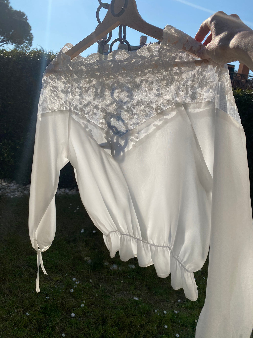 Blusa con dettaglio a triangolo in velo ricamato