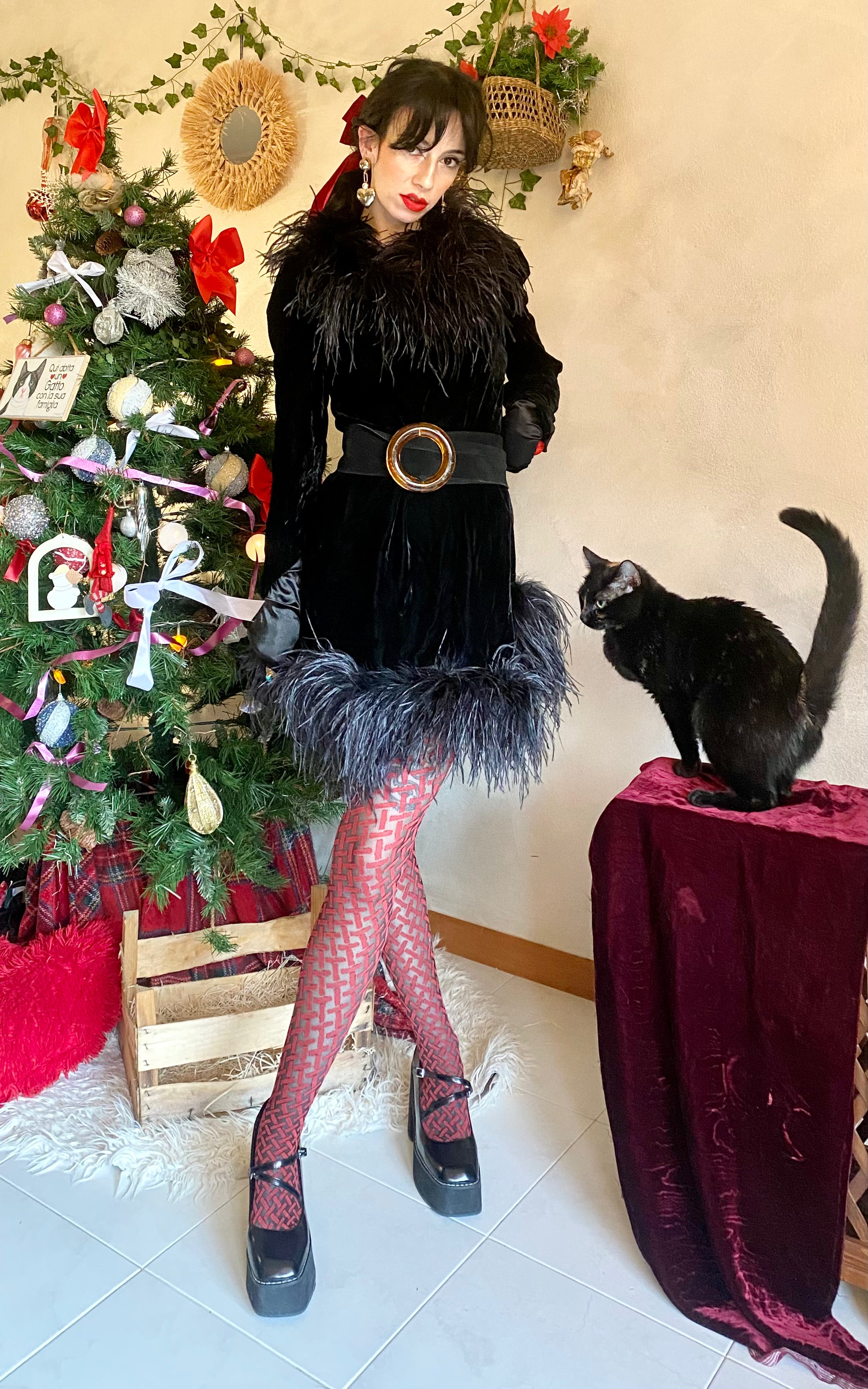 Abito capodanno a tubino in velluto con dettagli in piume