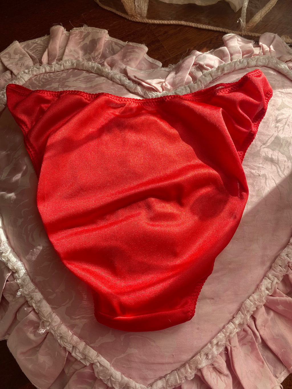 Slip en voile à pois en dentelle