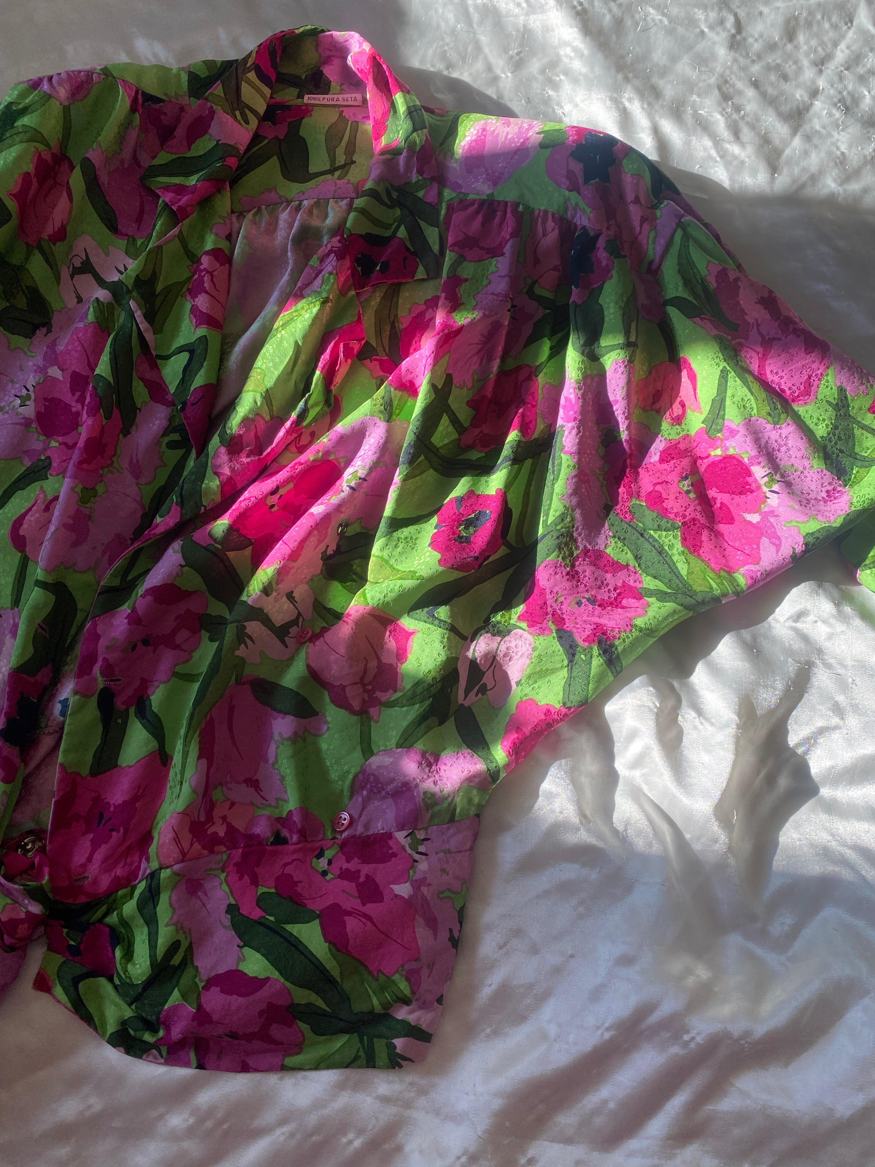 Blusa floreale in seta con colletto a punta di lancia