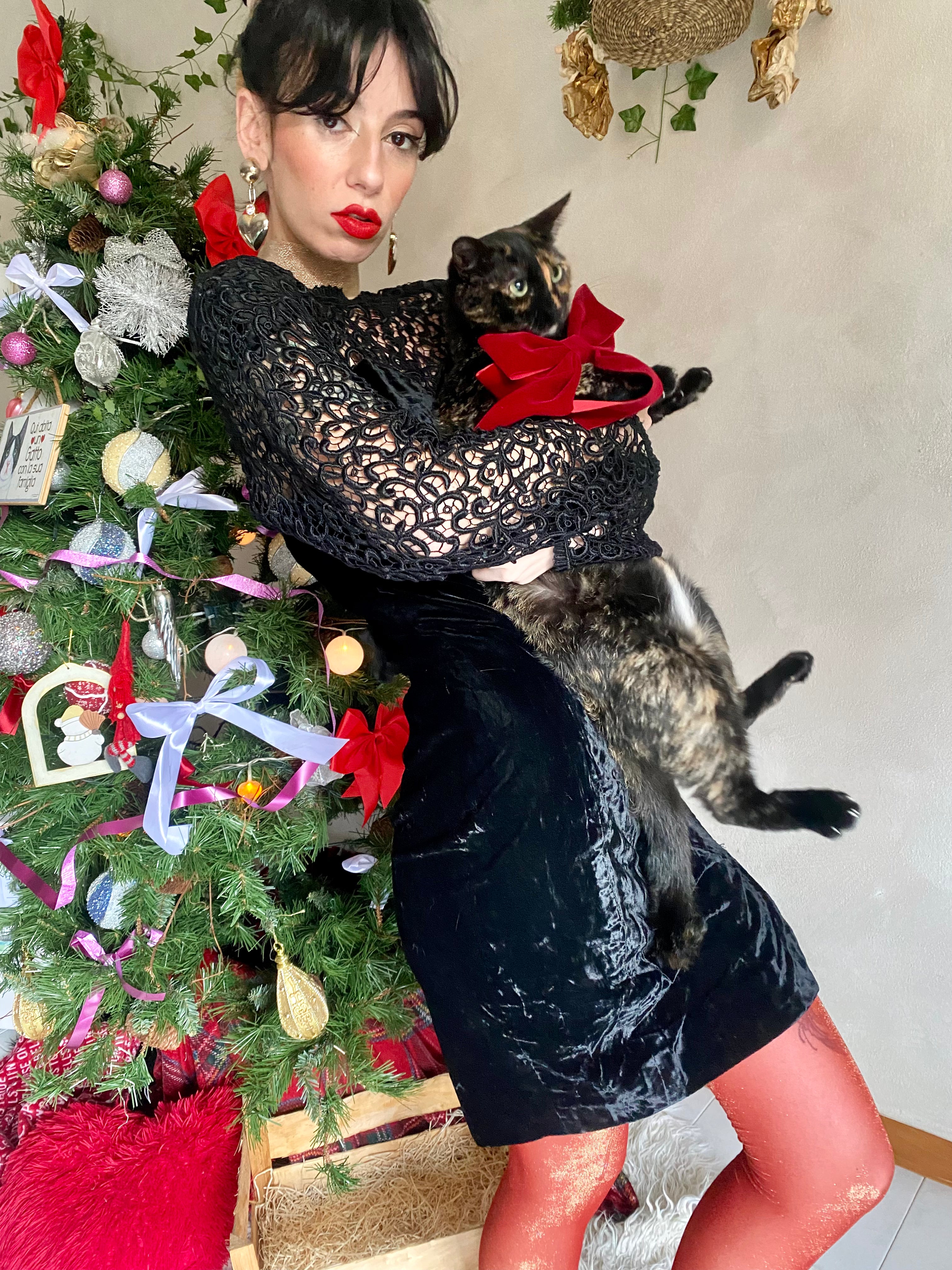 Abito tubino da occasione speciale con scollo a cuore in velluto e pizzo macramé