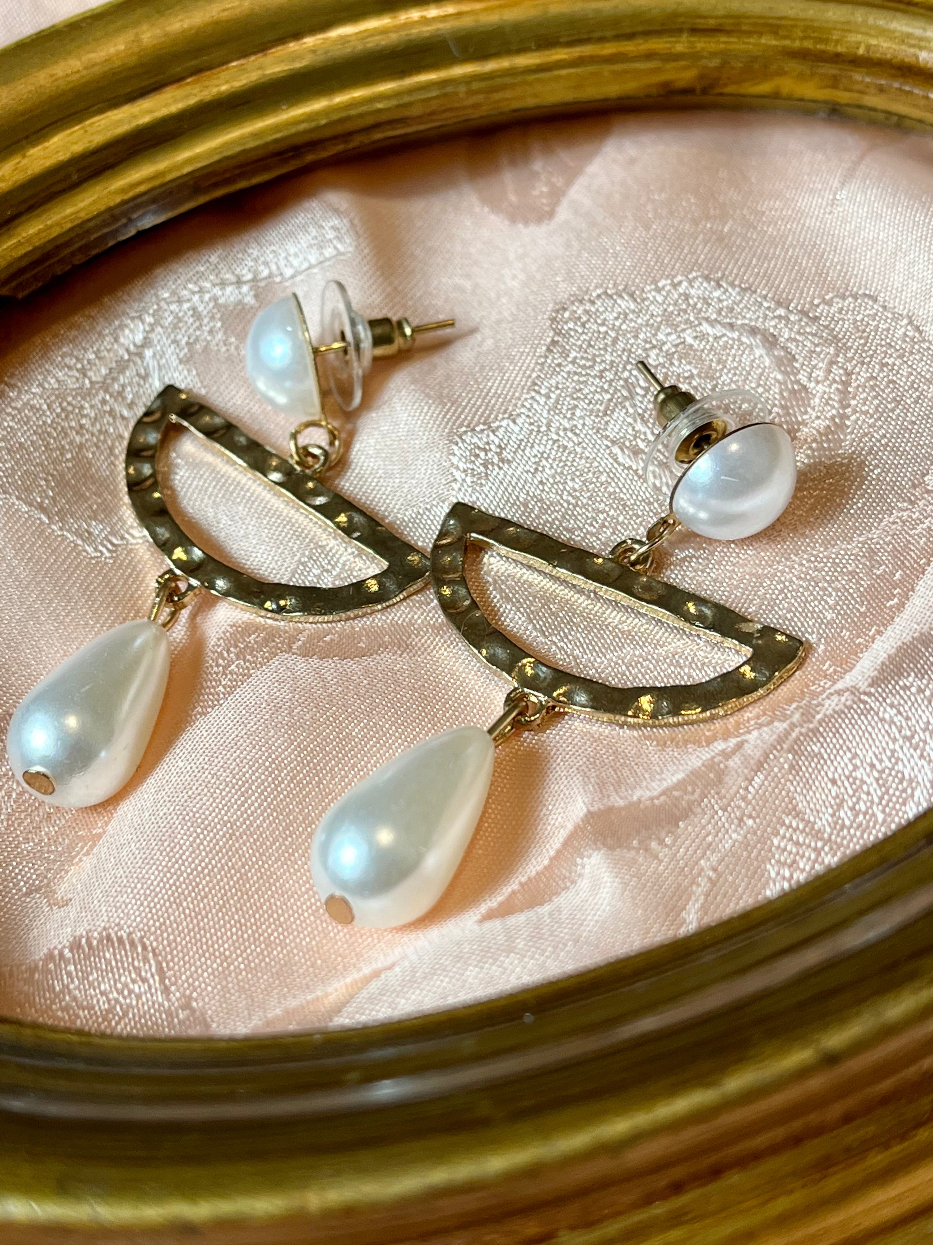 Boucles d'oreilles pendantes avec perles dorées