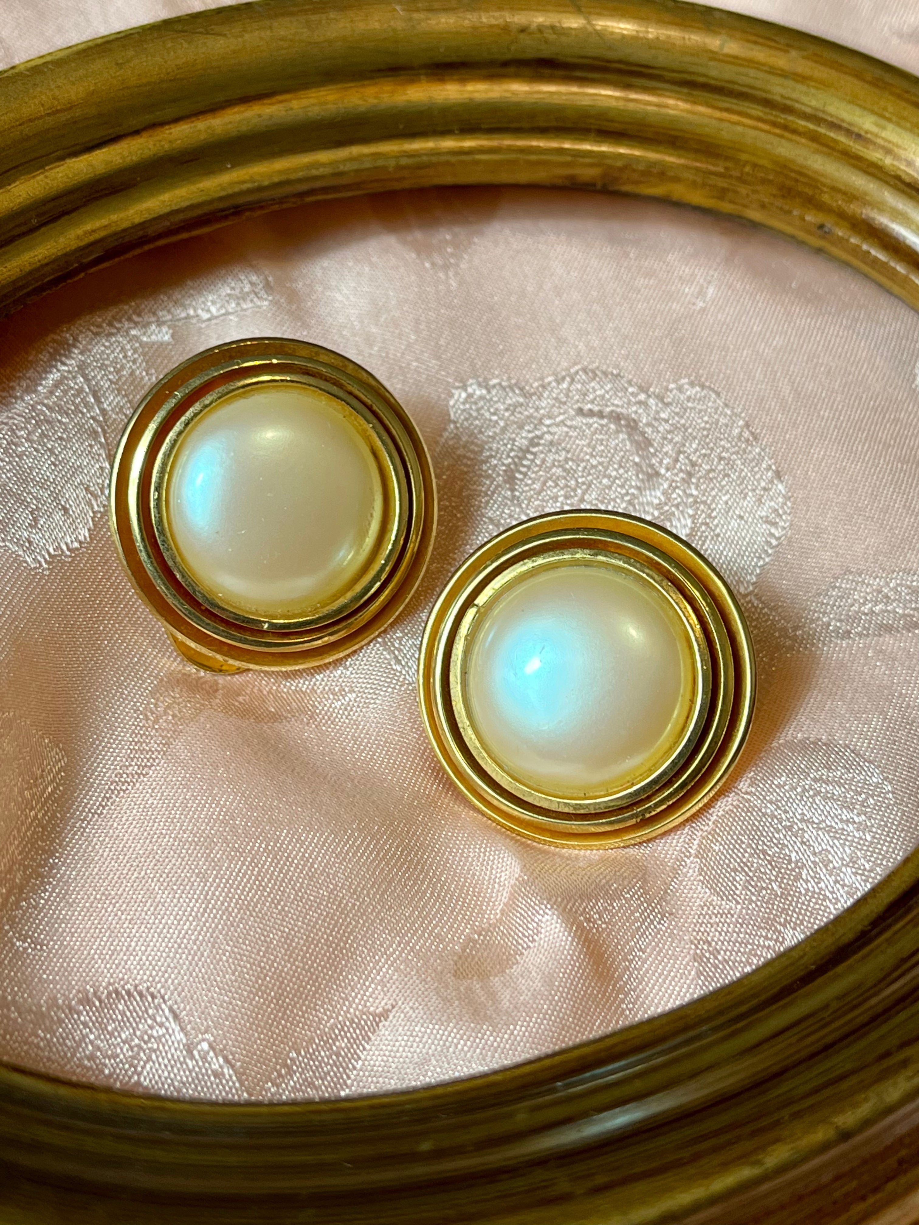 Orecchini dorati a bottone con perla