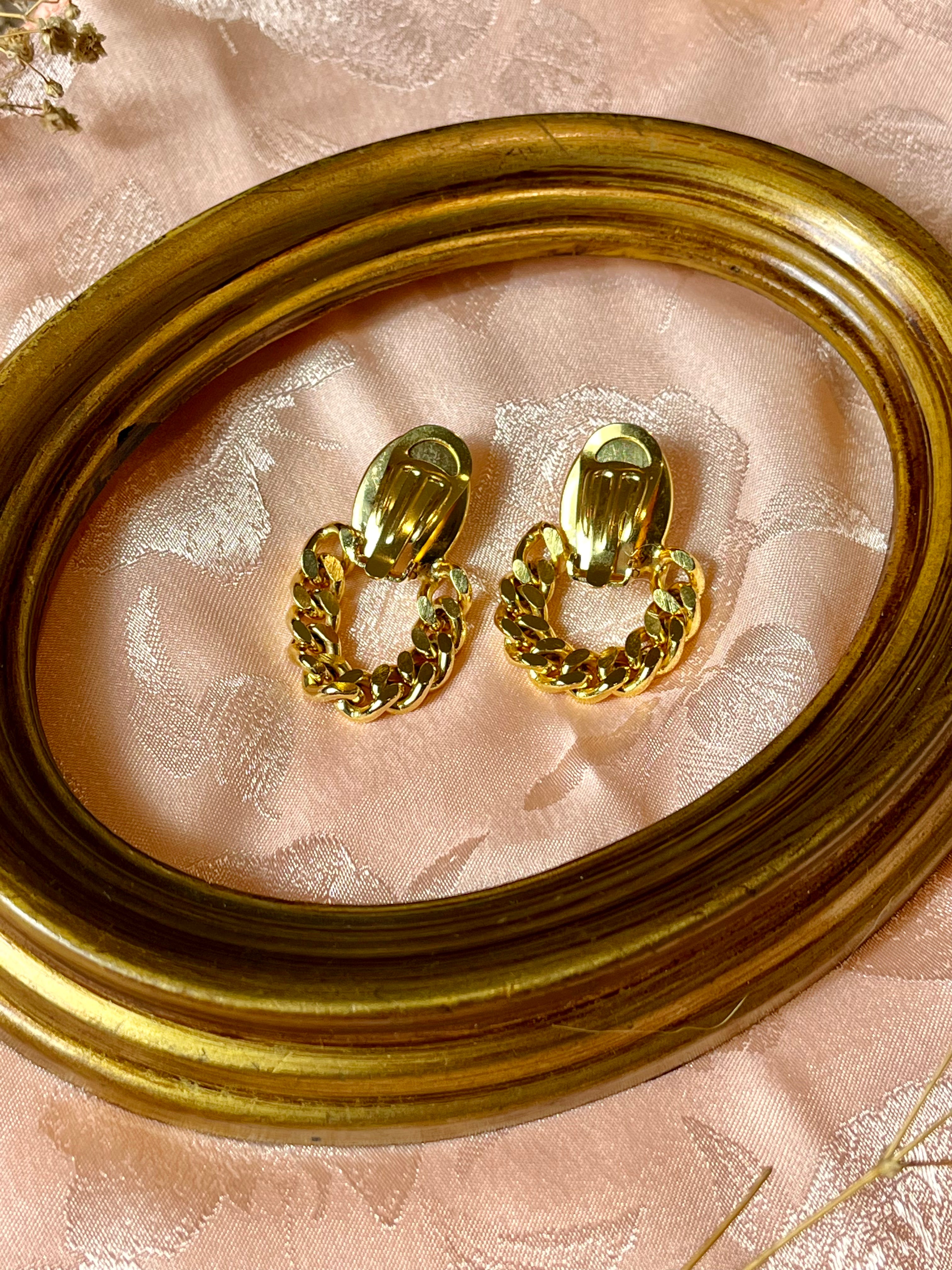 Orecchini a clip con perla e lavorazione intrecciata dorata