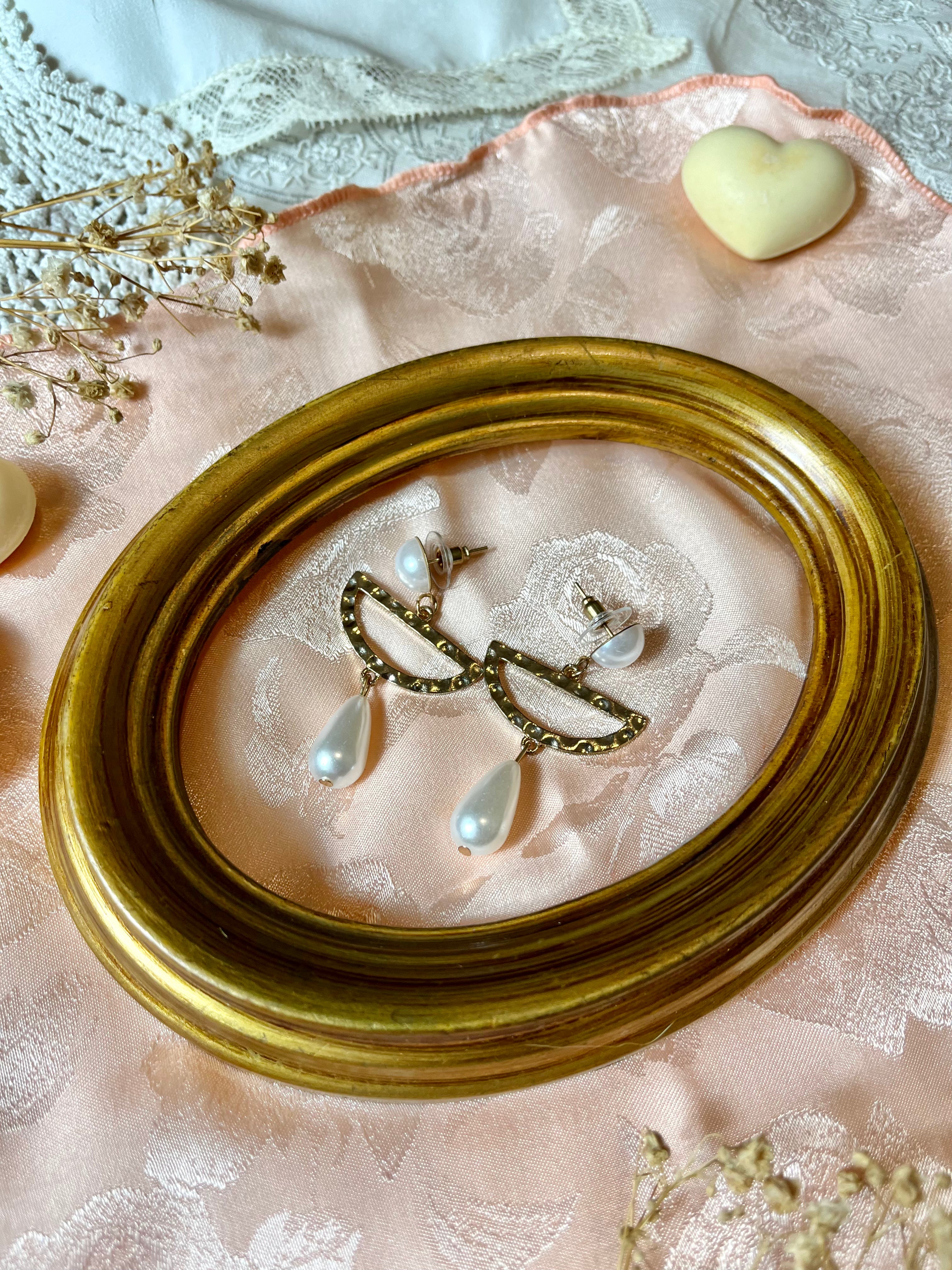 Boucles d'oreilles pendantes avec perles dorées