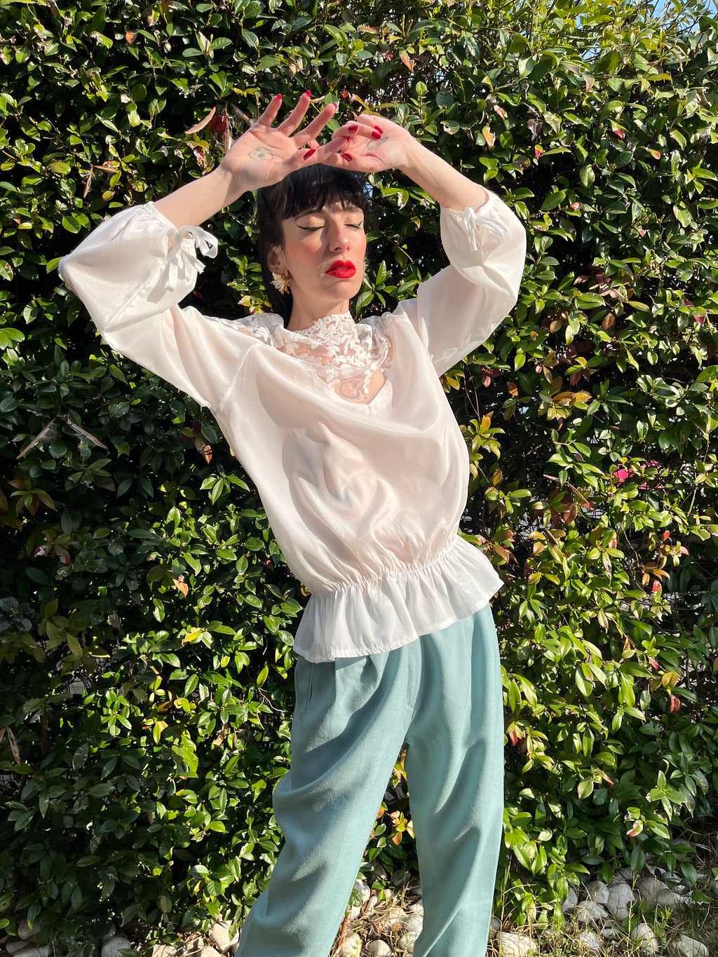 Blusa con dettaglio a triangolo in velo ricamato
