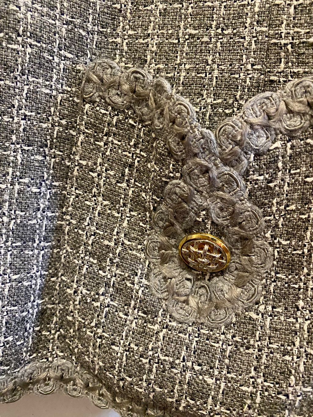 Refined collarless Vichy blazer