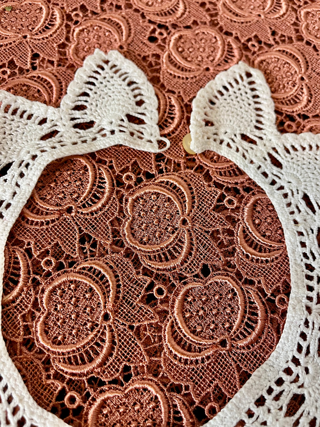 Col en frivolité au crochet