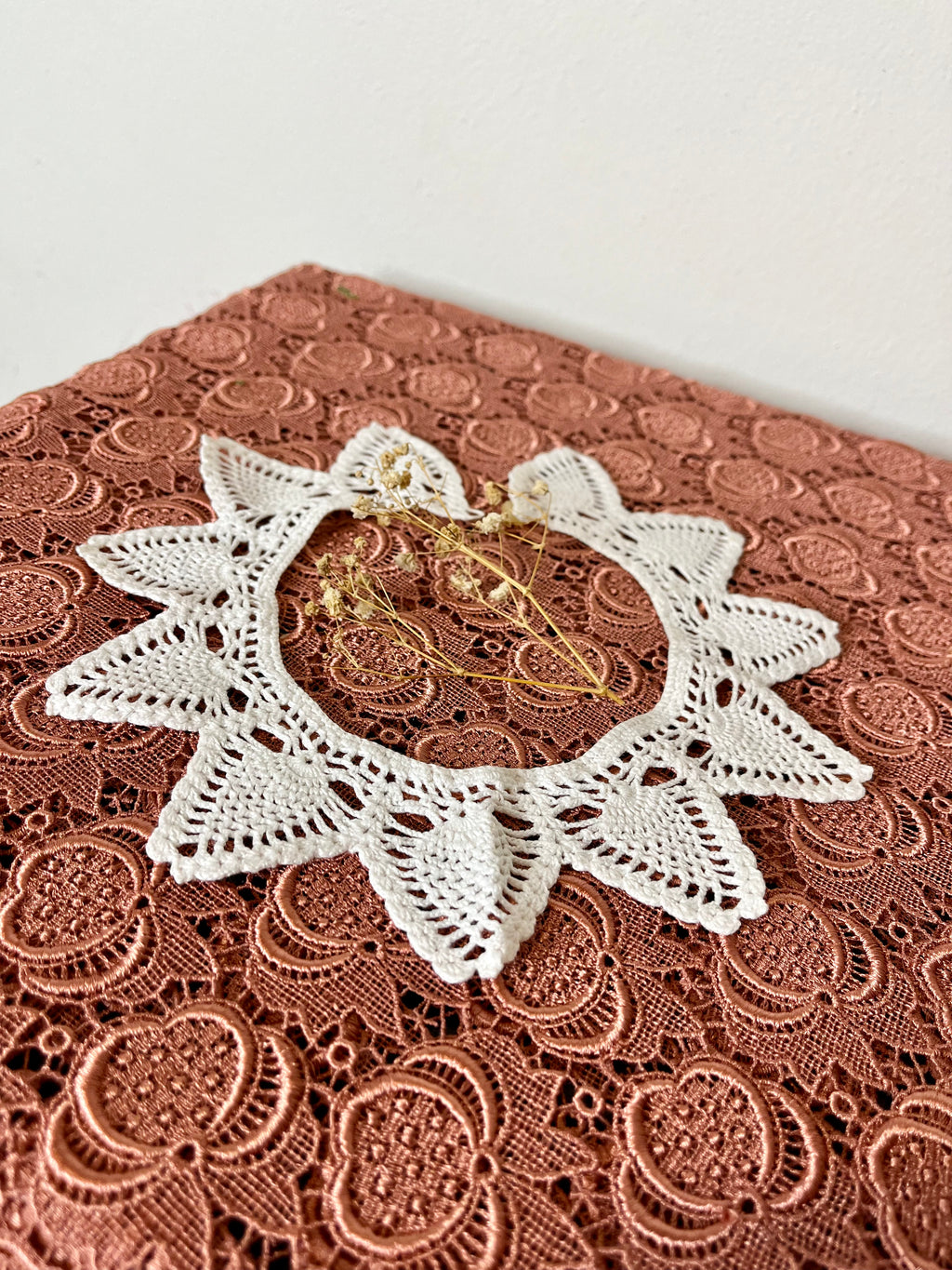 Col en frivolité au crochet