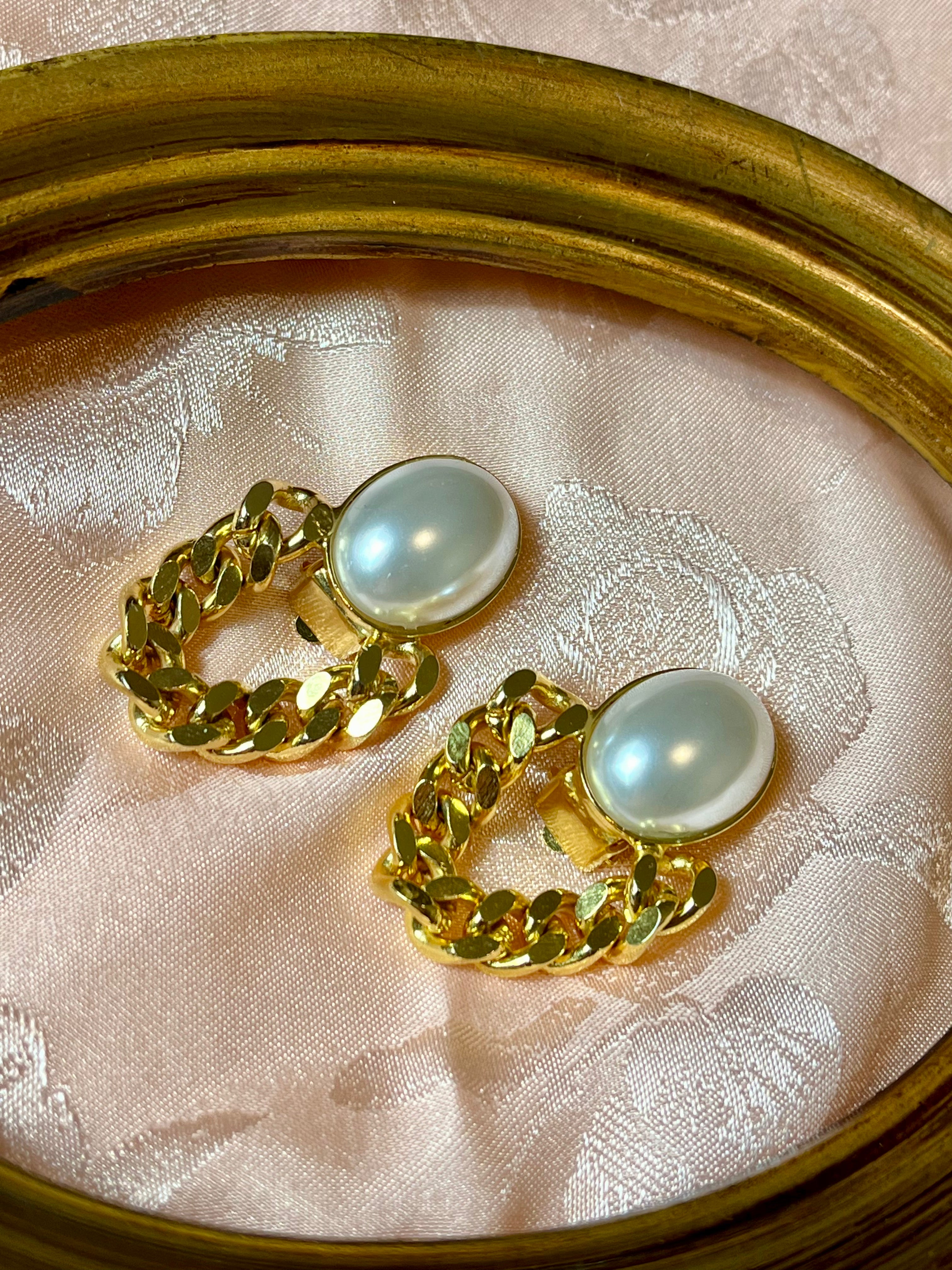 Orecchini a clip con perla e lavorazione intrecciata dorata