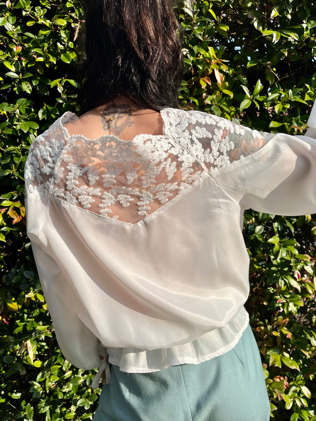 Blusa con dettaglio a triangolo in velo ricamato