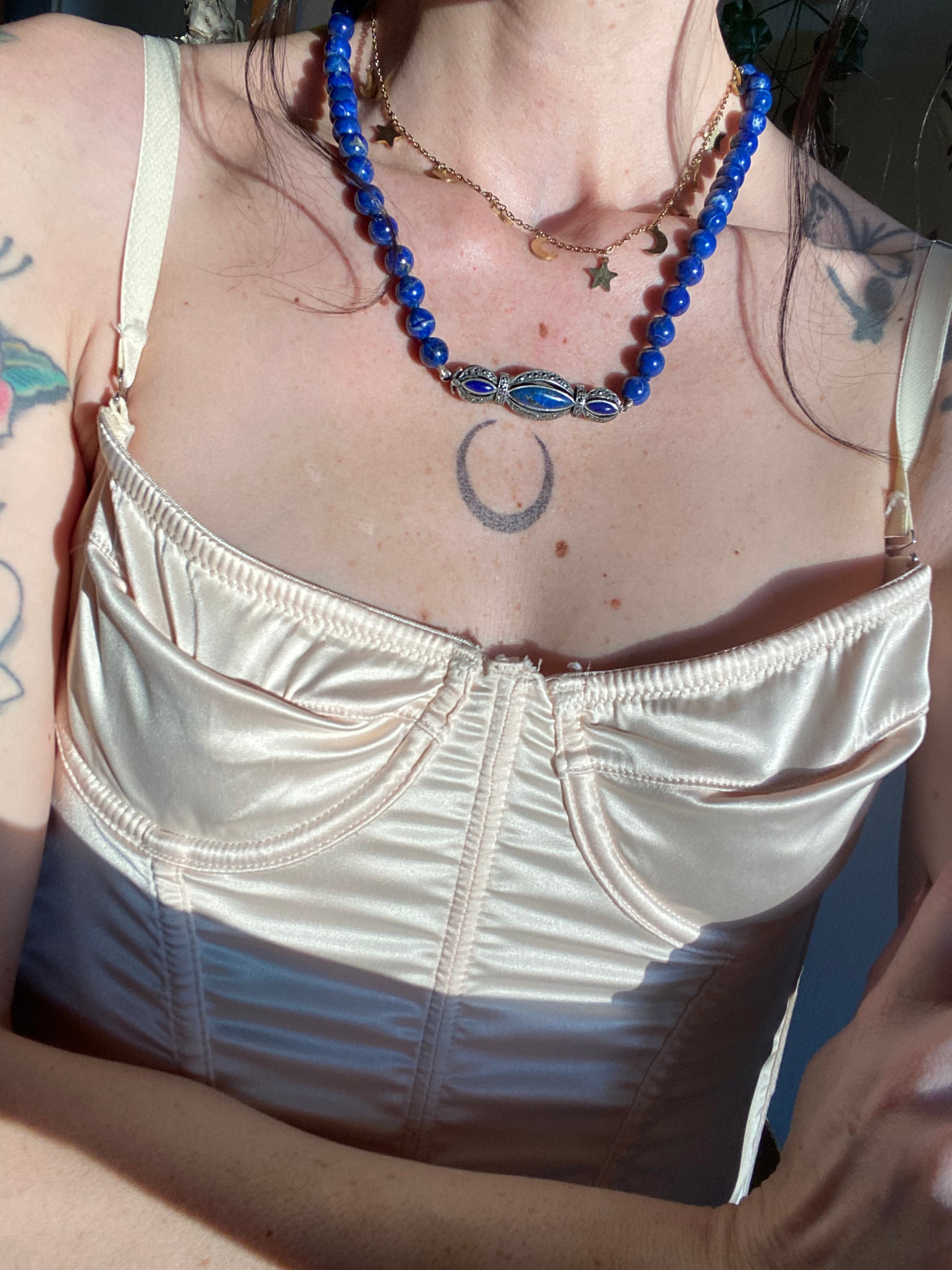 Collana in lapislazzuli con chiusura in pietra