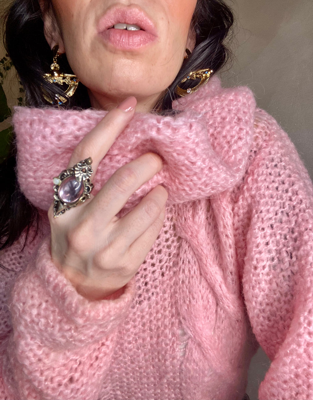 Pull col roulé en crochet rose