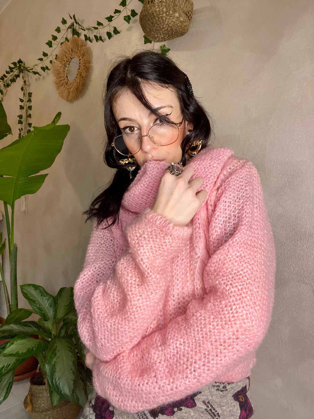 Pull col roulé en crochet rose