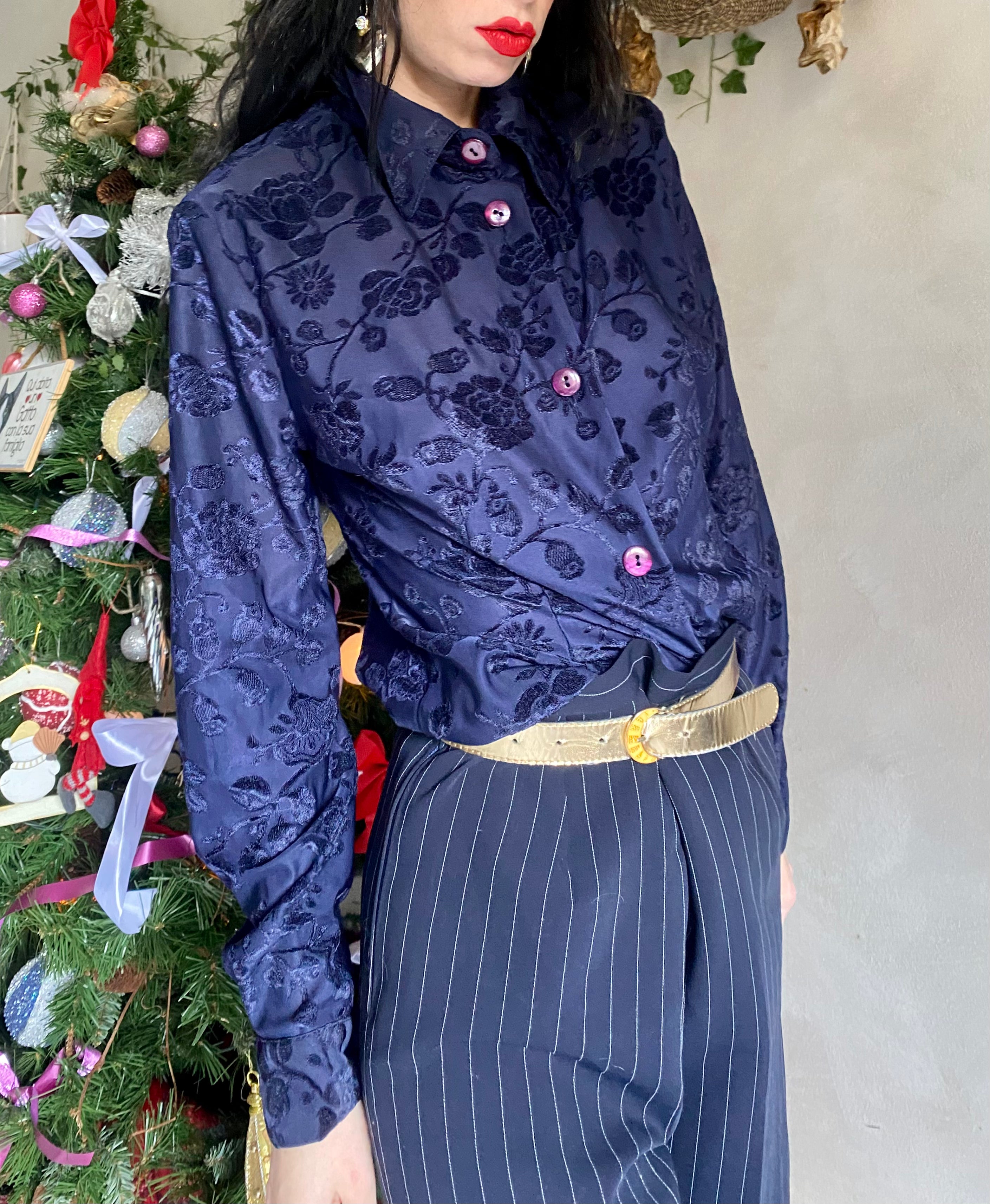 Camicia blu con rose in velluto e collo wing