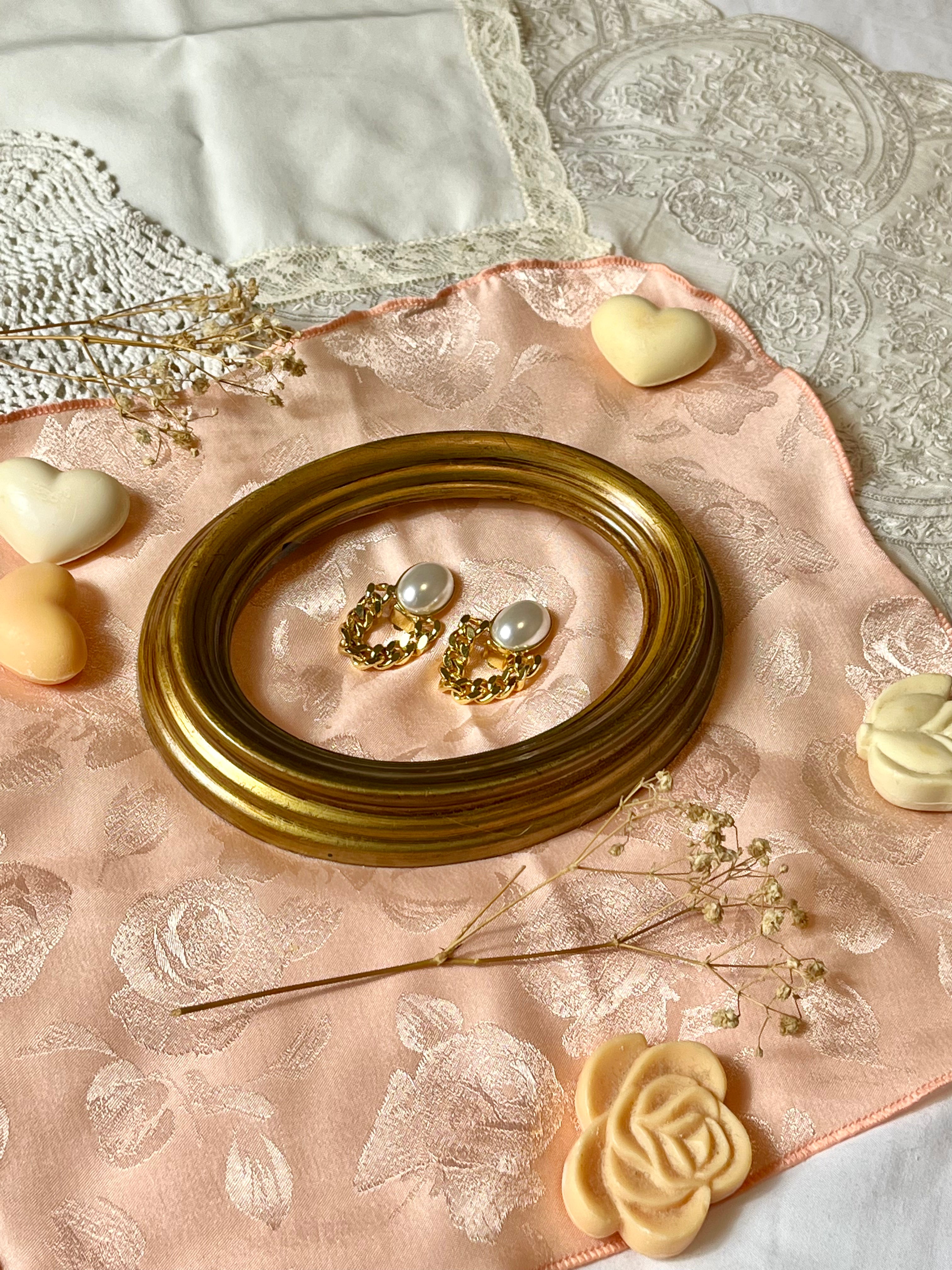 Orecchini a clip con perla e lavorazione intrecciata dorata