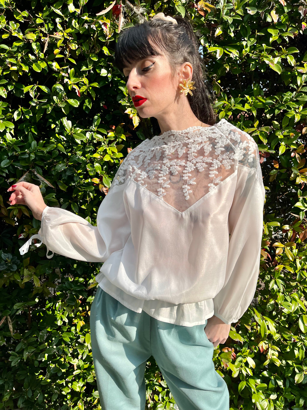 Blusa con dettaglio a triangolo in velo ricamato