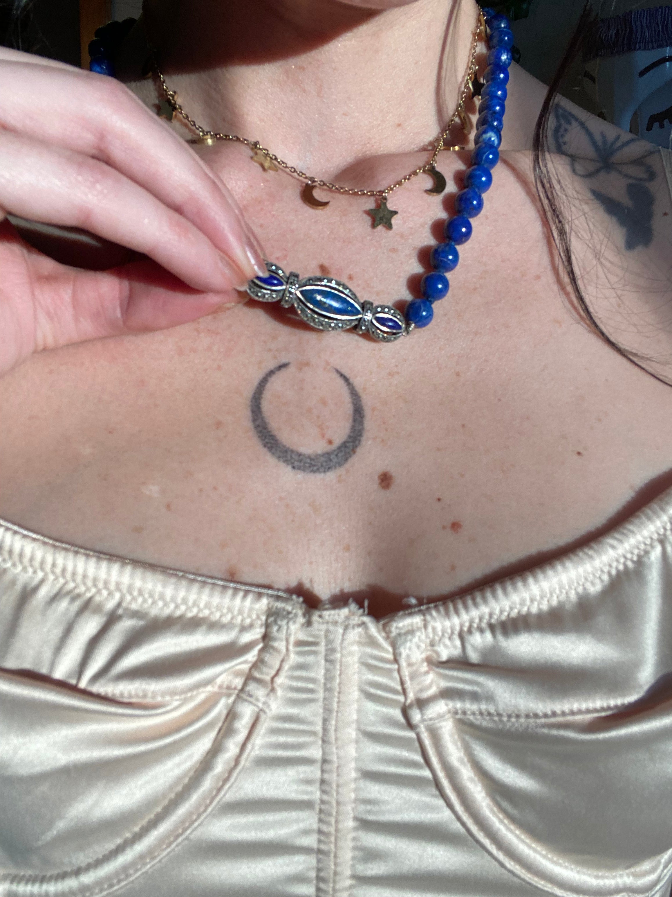 Collana in lapislazzuli con chiusura in pietra