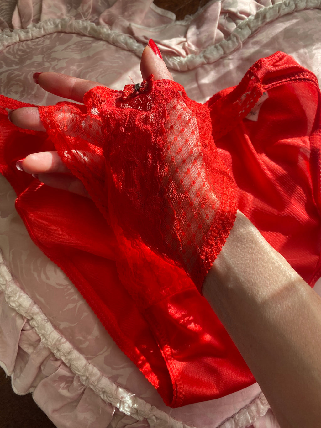 Slip en voile à pois en dentelle
