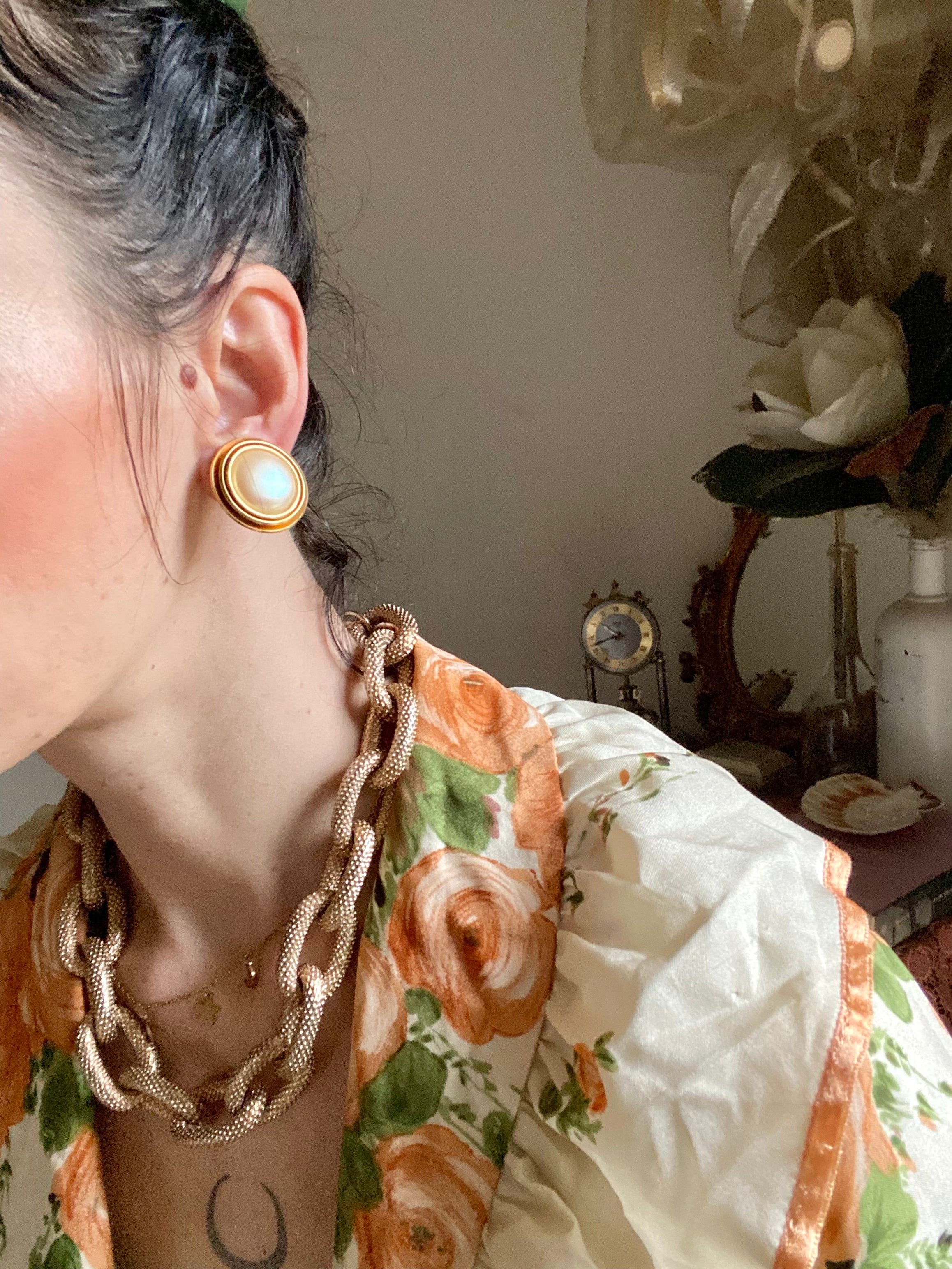 Orecchini dorati a bottone con perla