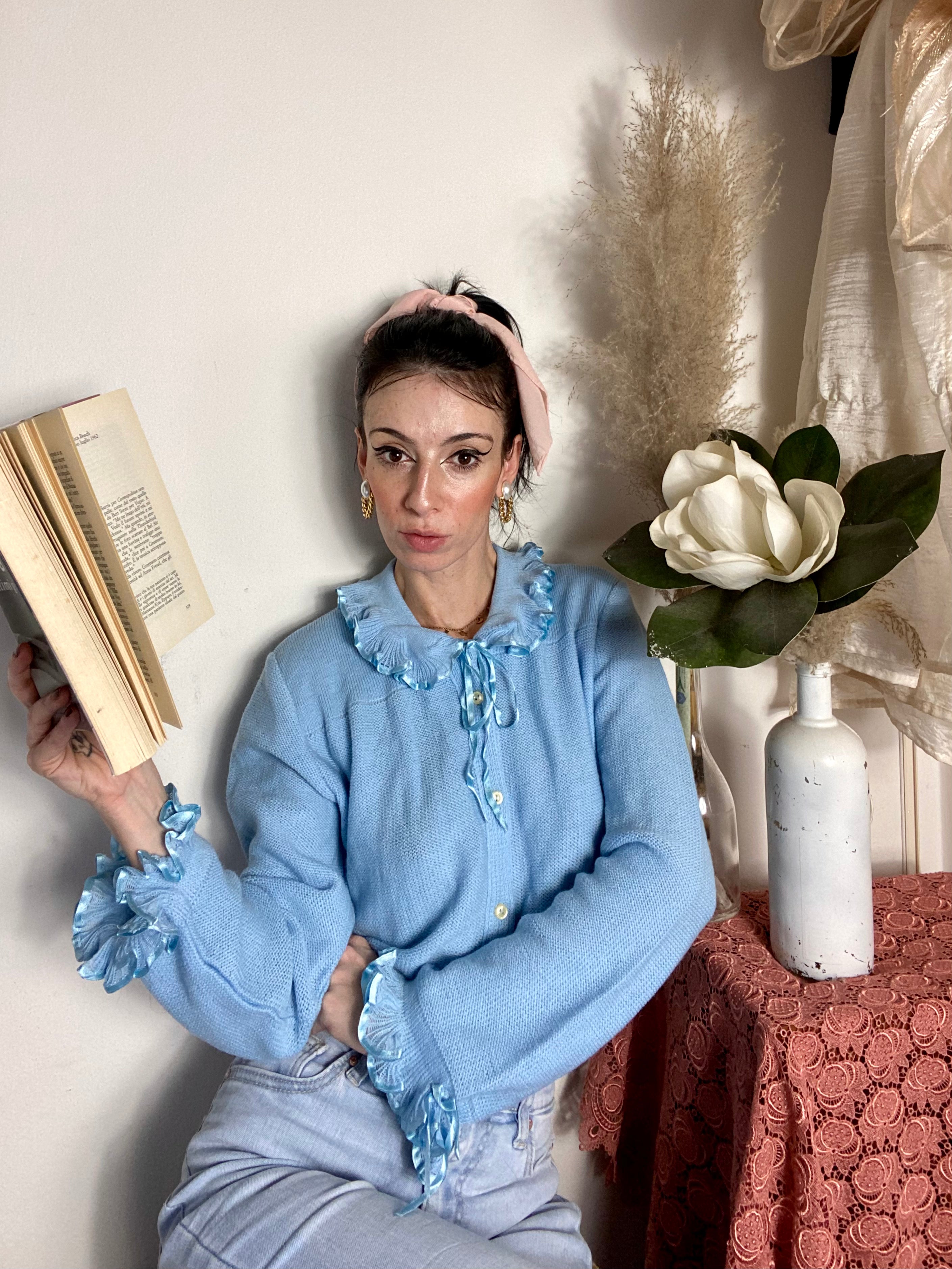 Cardigan pastello con colletto e polsini arricciati