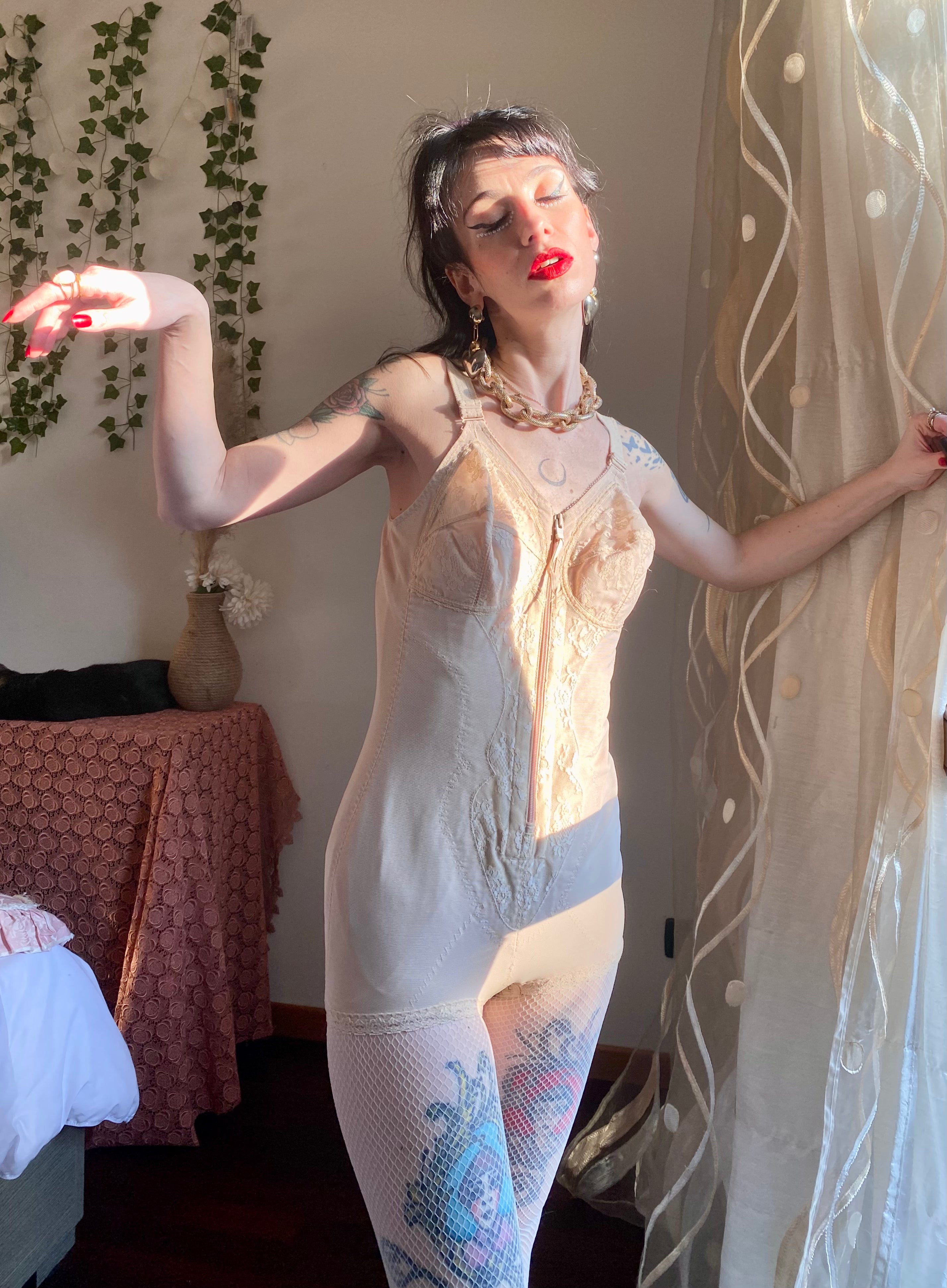 Guaina modellante a proiettile con dettagli in pizzo