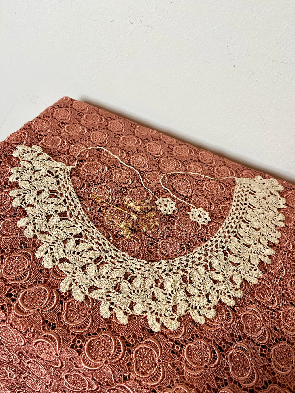 Colletto Chiacchierino in pizzo beige fatto a mano