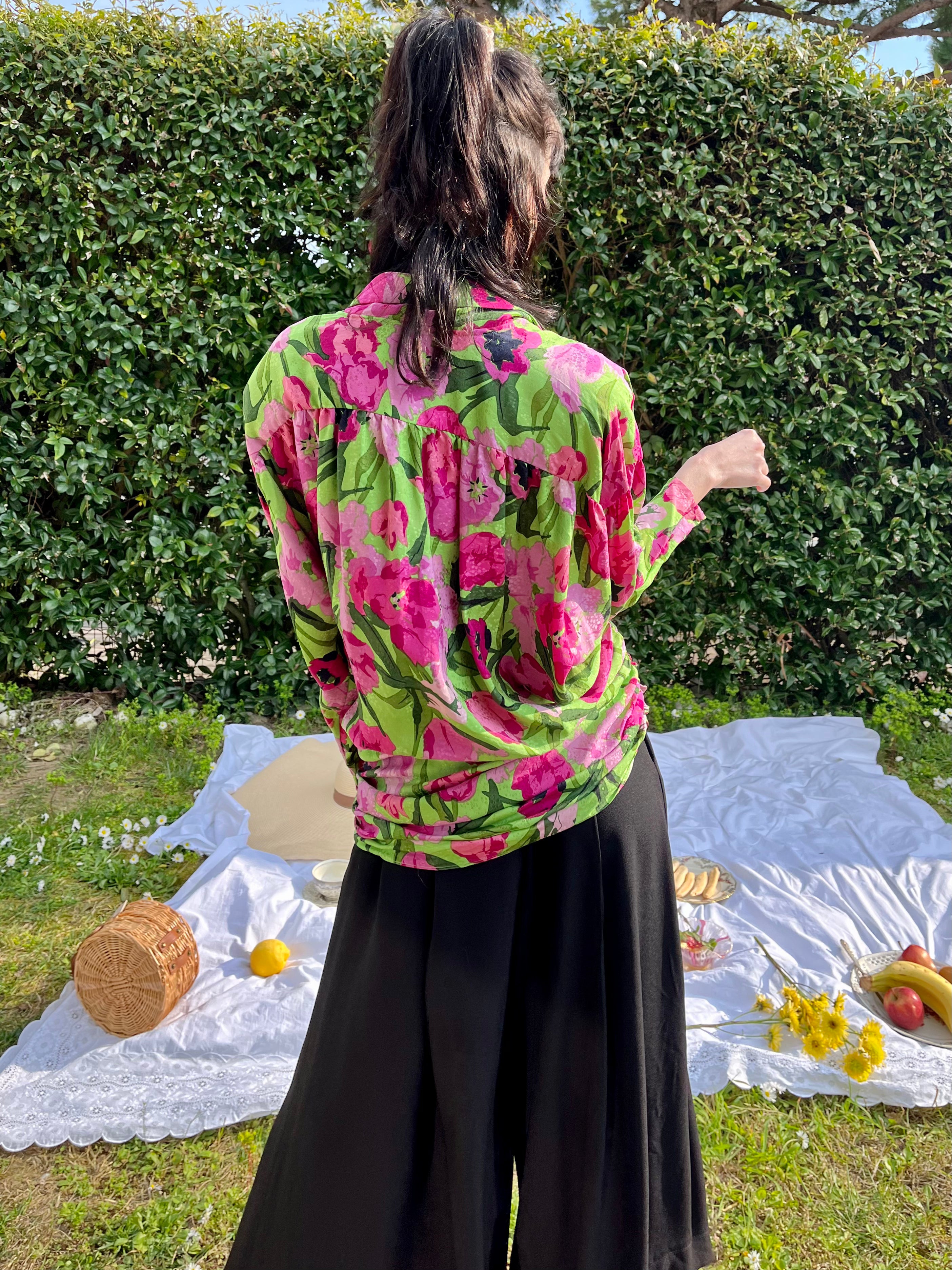 Blusa floreale in seta con colletto a punta di lancia