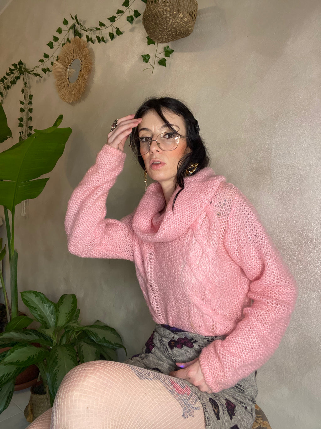 Pull col roulé en crochet rose