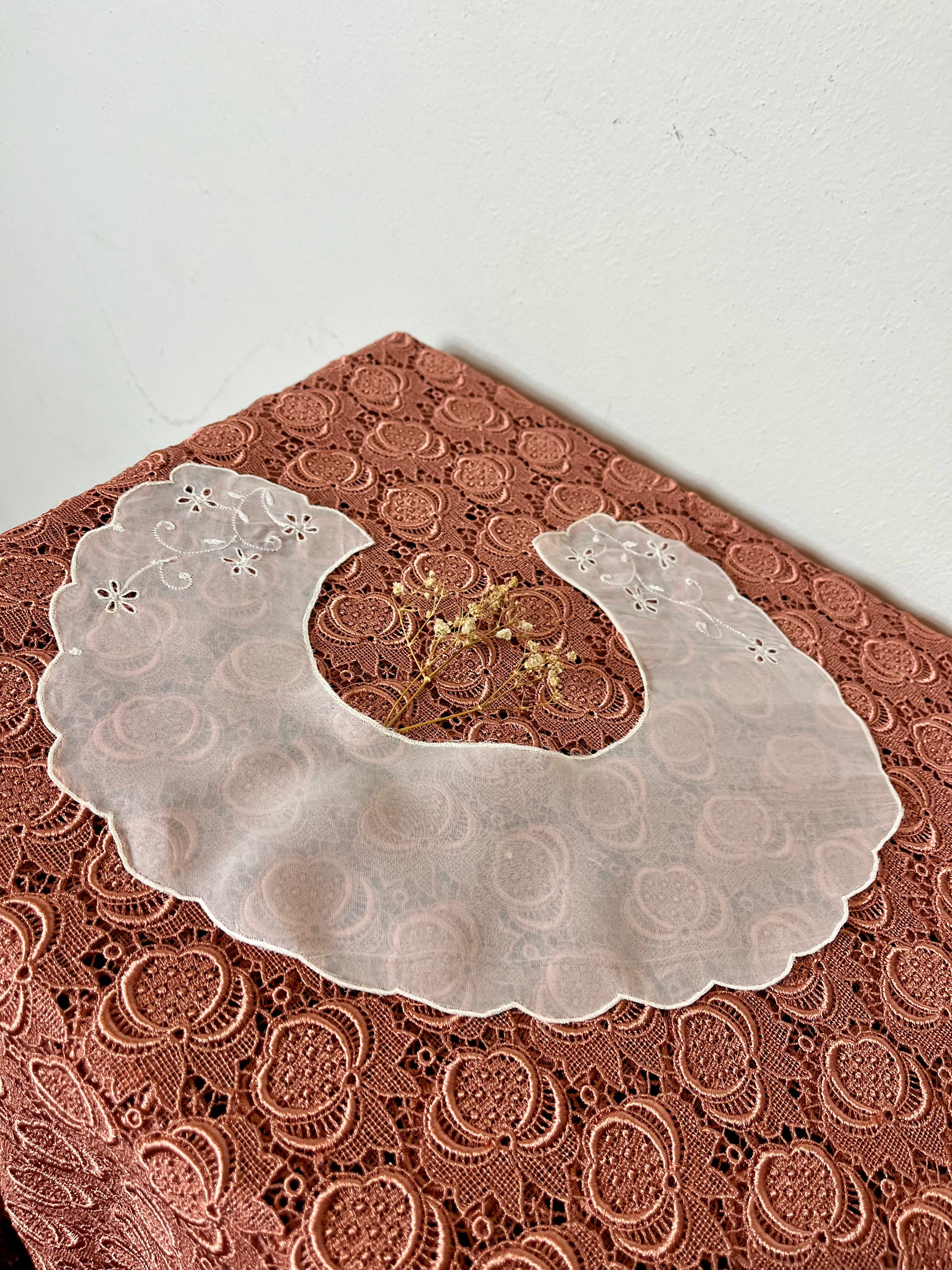 Colletto Puritan in organza con ricami