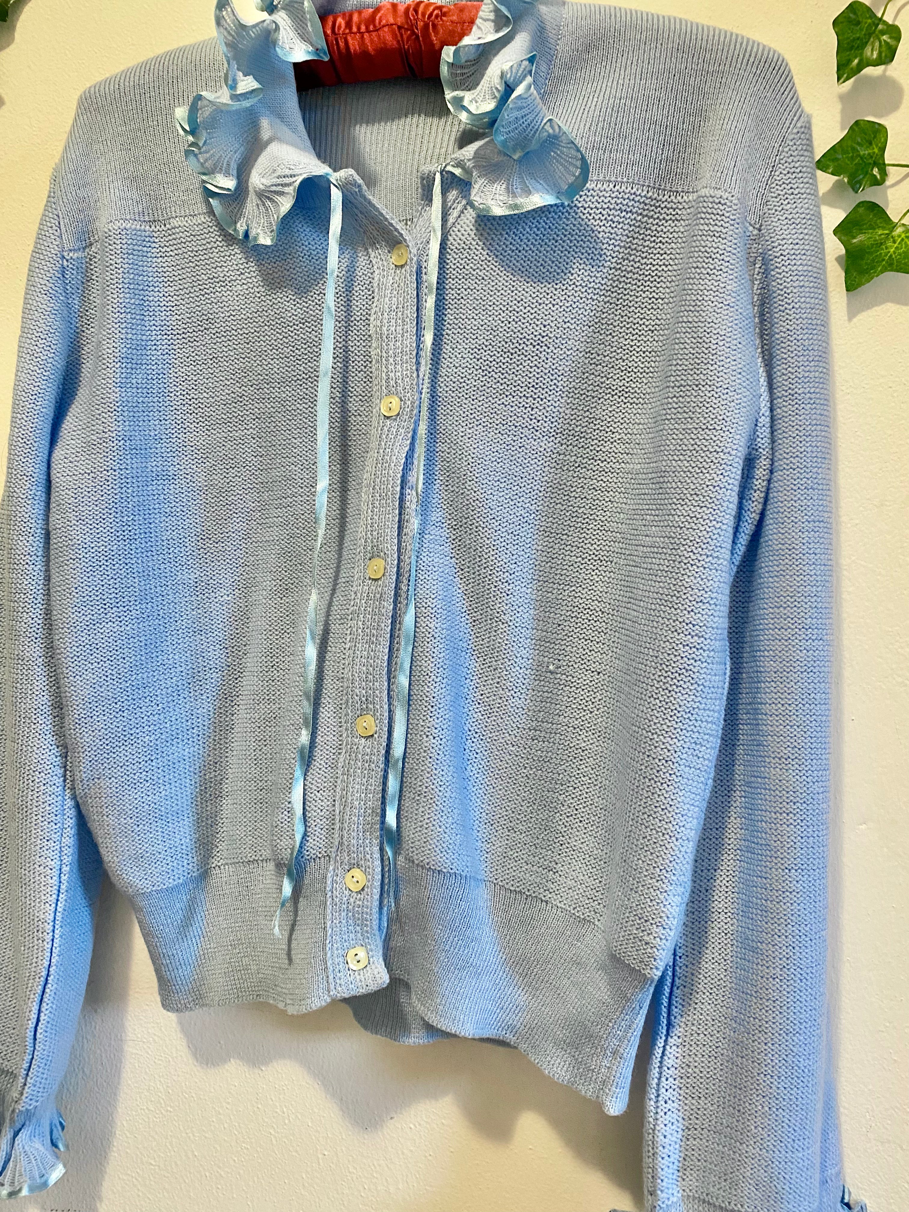 Cardigan pastello con colletto e polsini arricciati