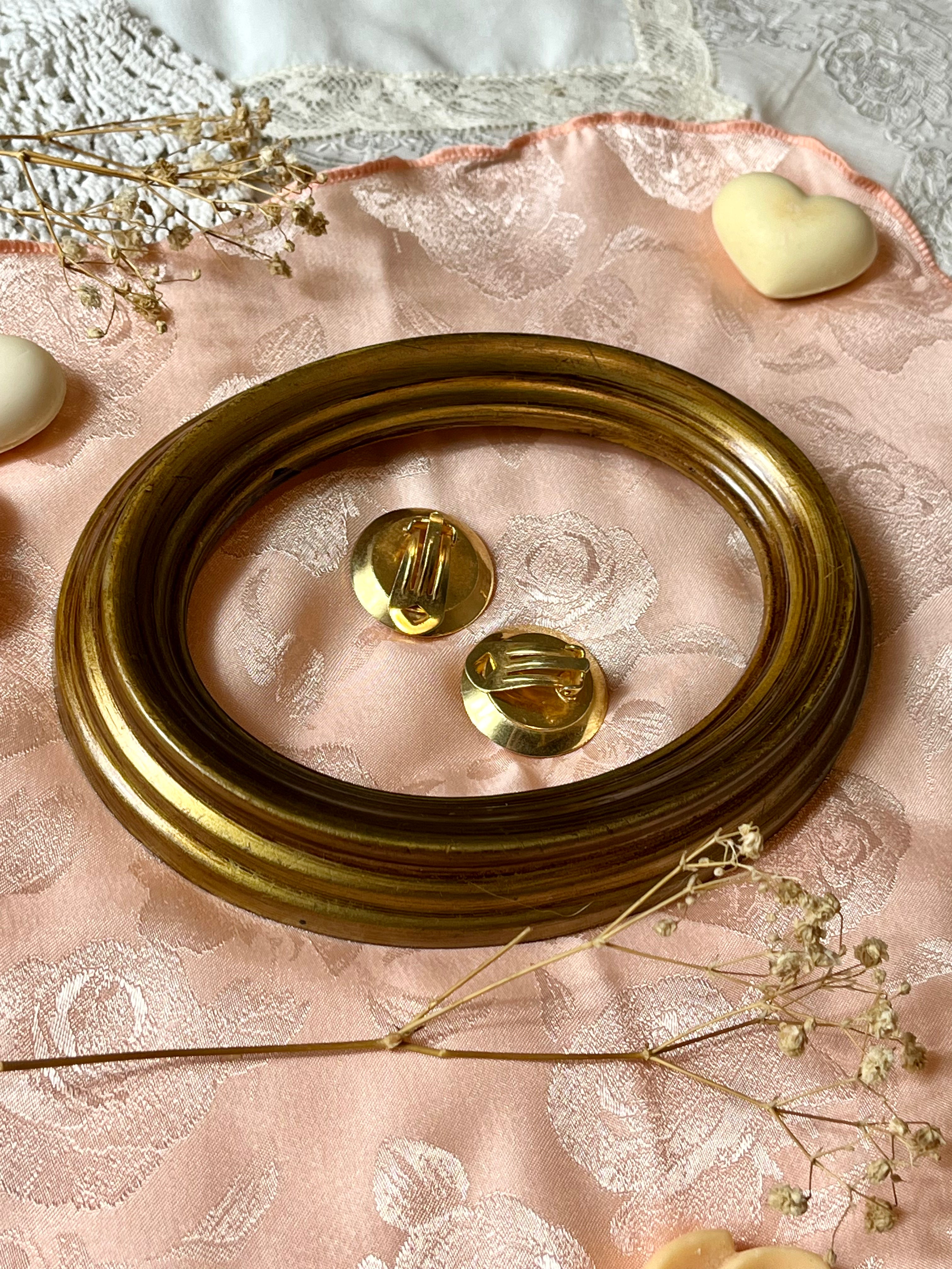 Orecchini dorati a bottone con perla