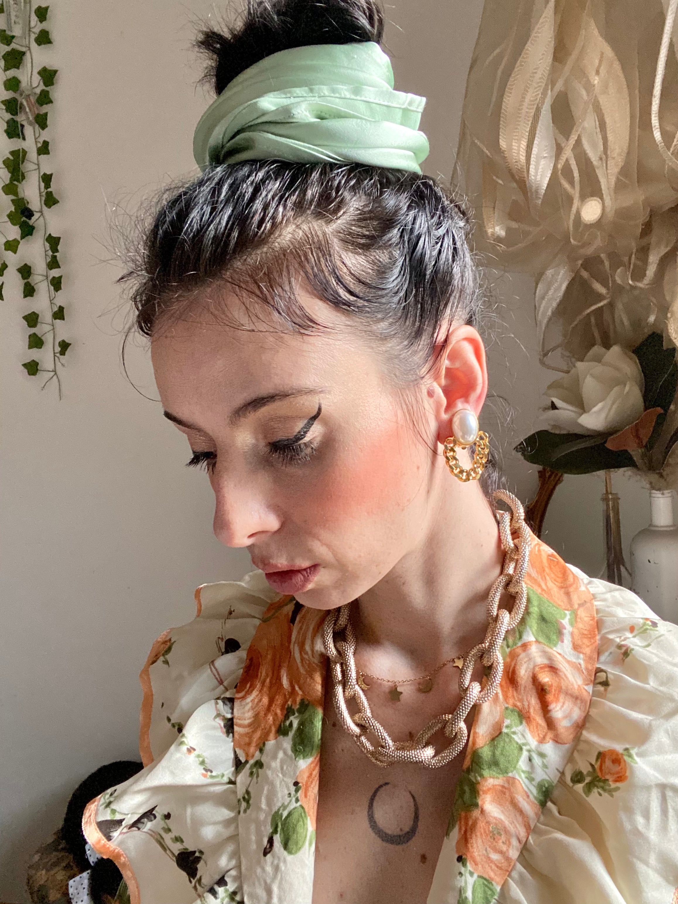 Orecchini a clip con perla e lavorazione intrecciata dorata